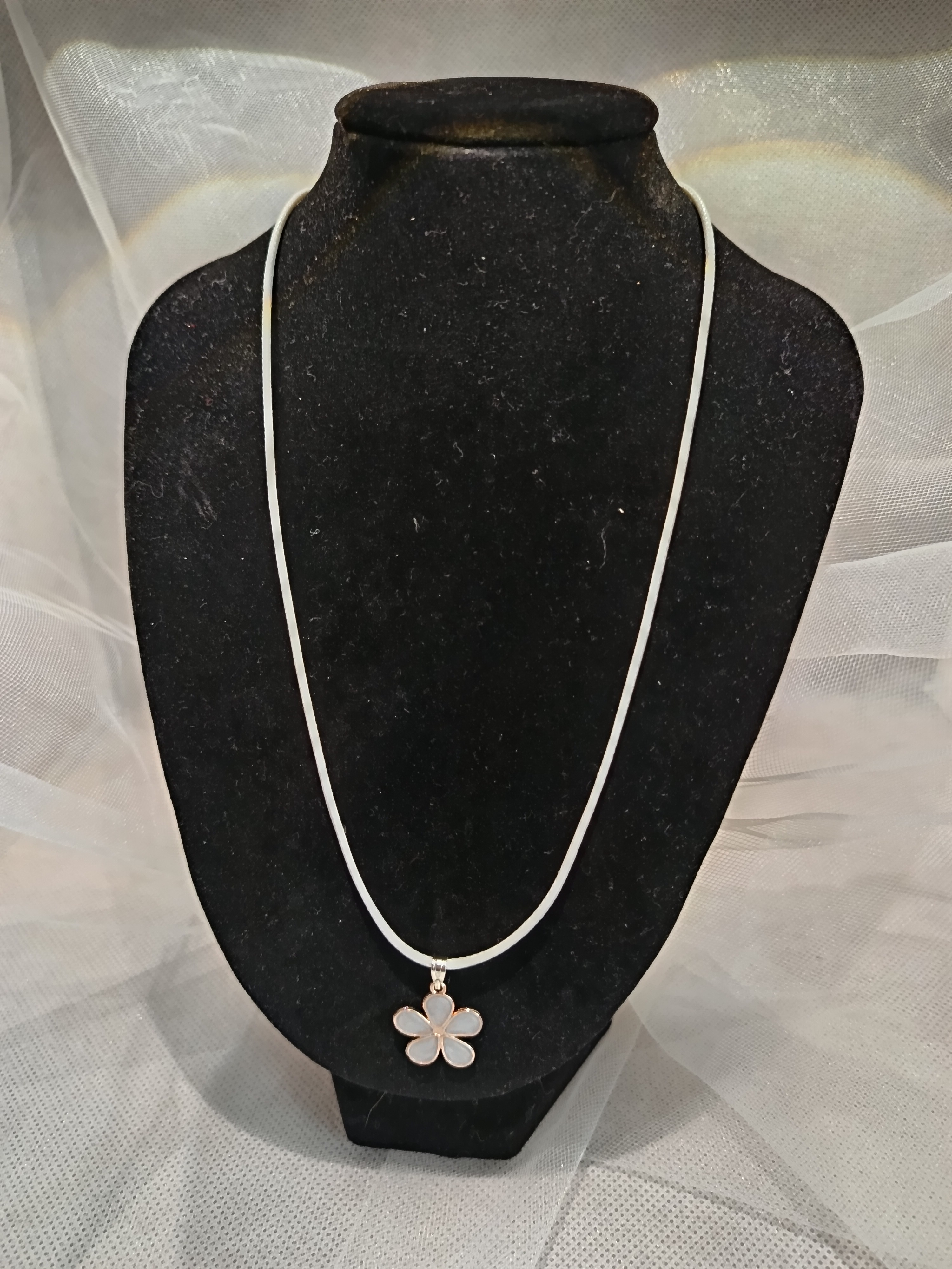 Collier fleur blanche sur cordon – Bijou délicat et élégant au style naturel