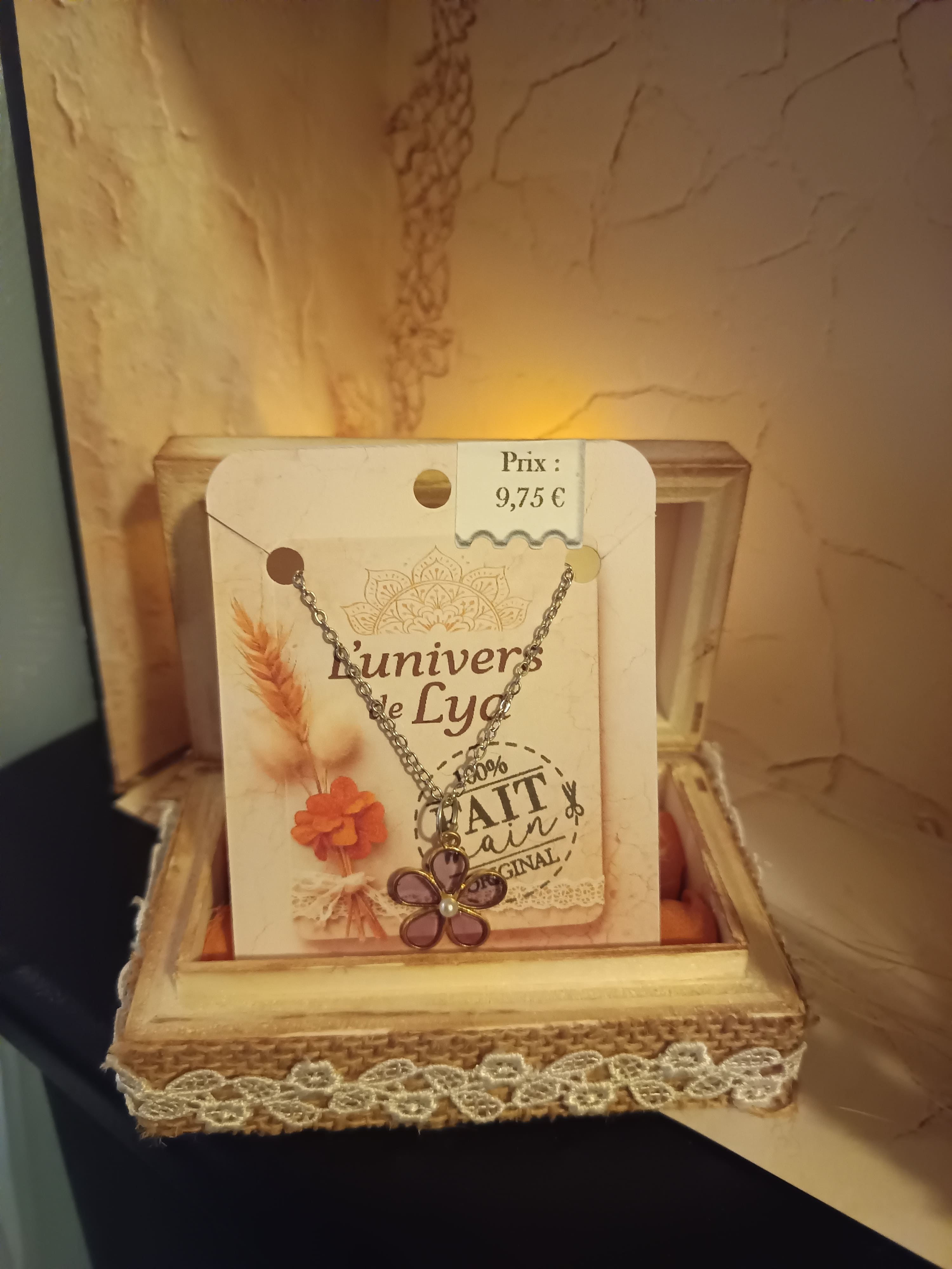 Collier fleur violette fait main – Bijou artisanal femme résine florale argent – Création originale L’univers de Lya