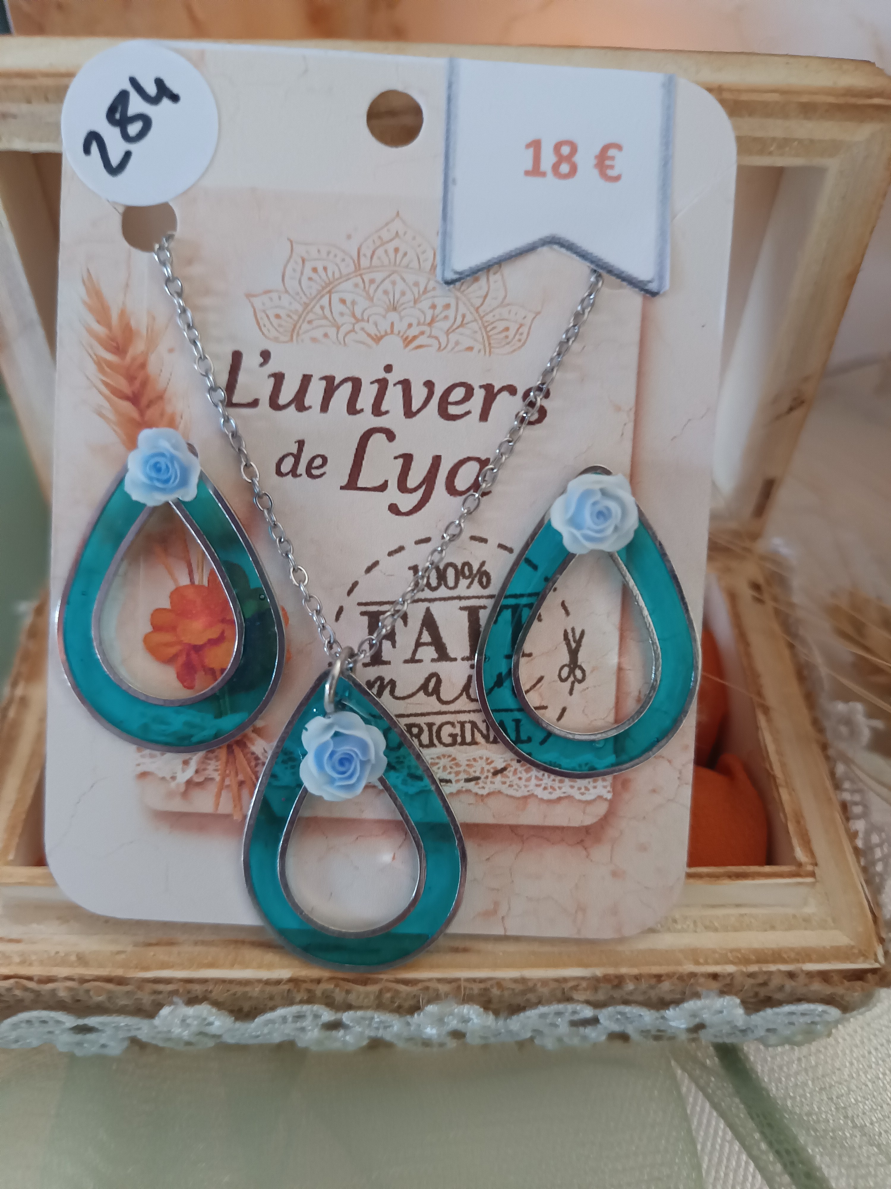 Parure artisanale collier et boucles bleu turquoise avec roses – Bijou bohème fait main