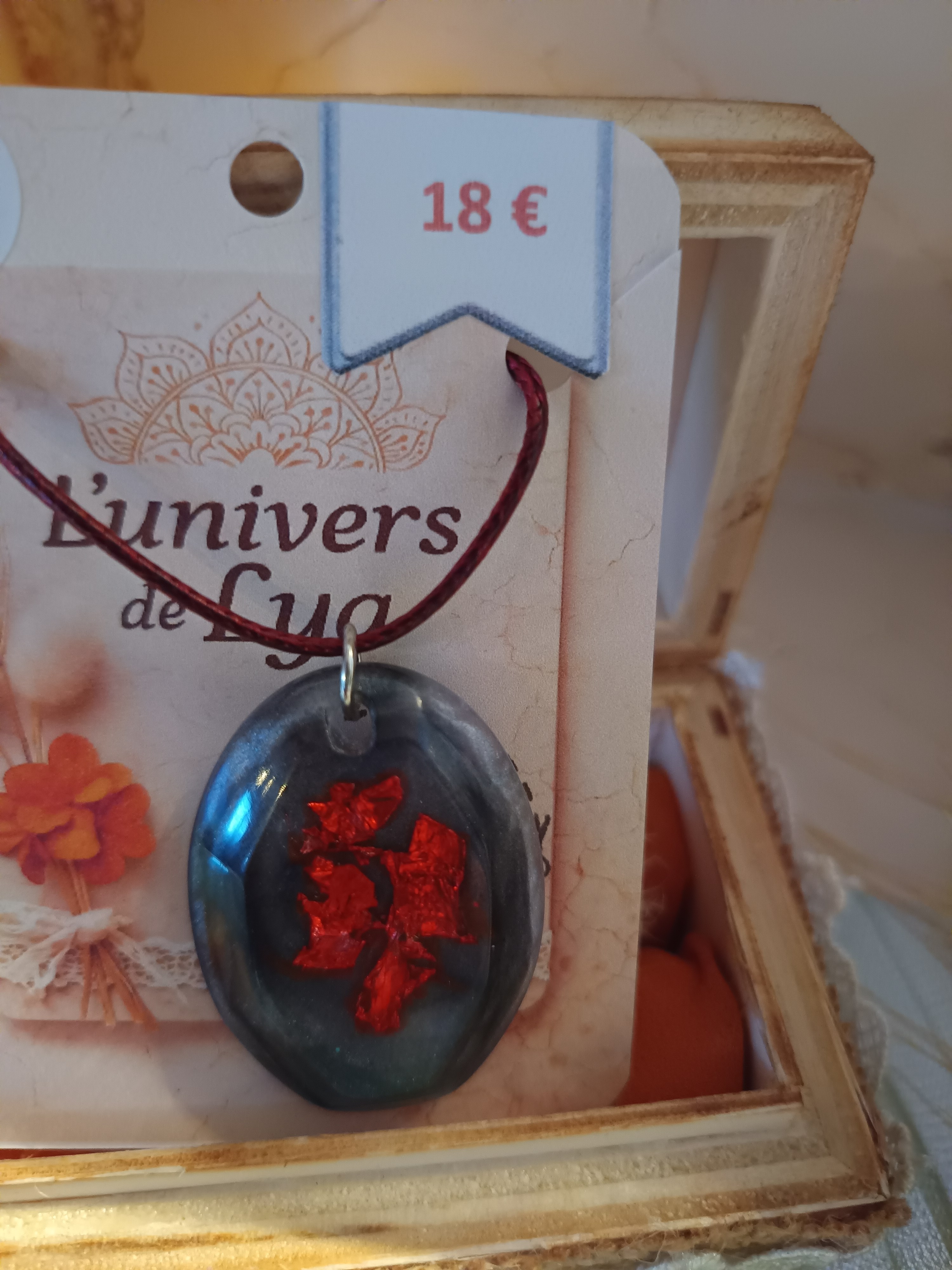 Collier artisanal en résine avec inclusions de feuilles d'or rouge – Pendentif ovale bohème fait main