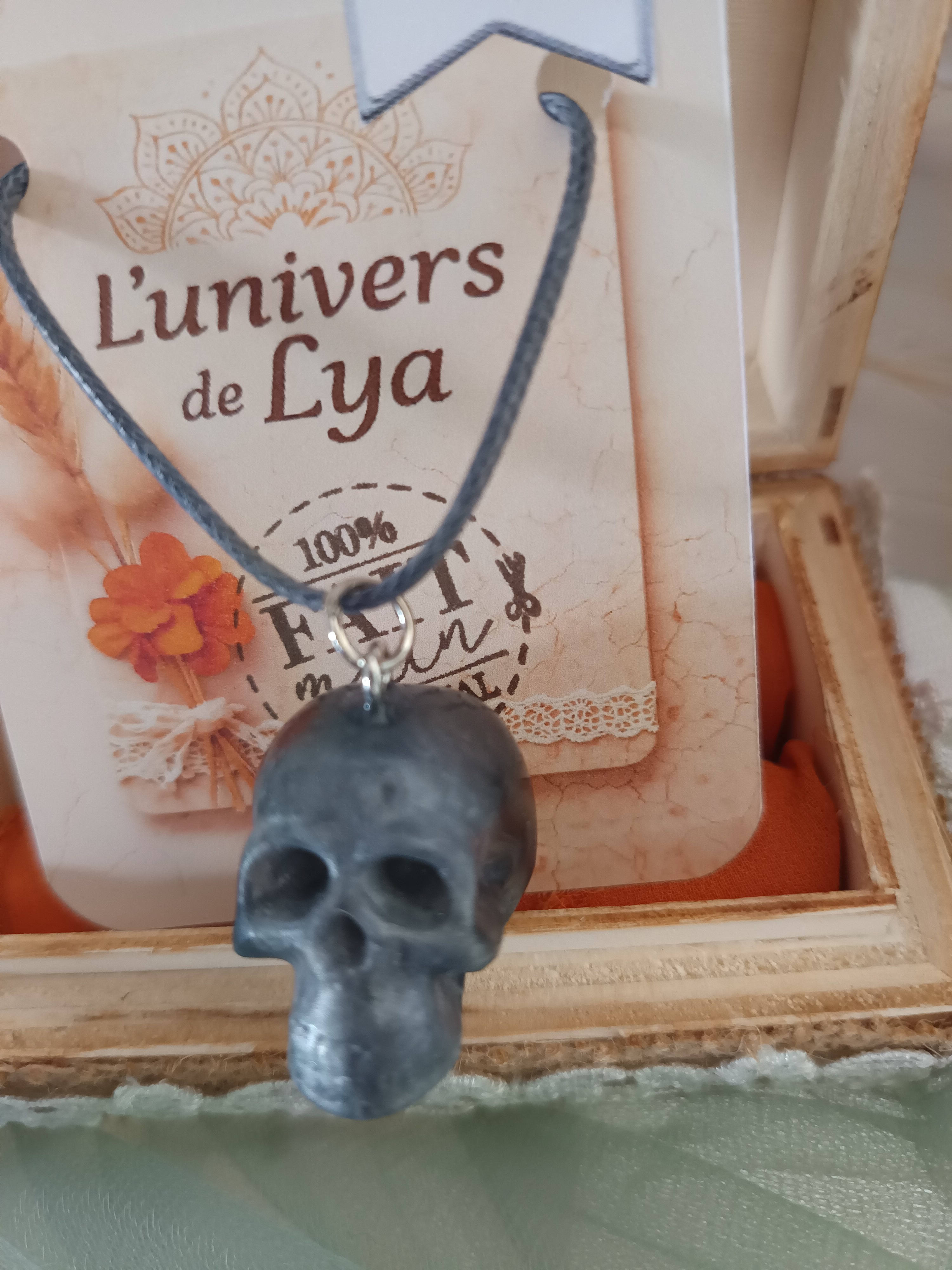 Collier crâne gris pailleté artisanal – Bijou gothique bohème fait main