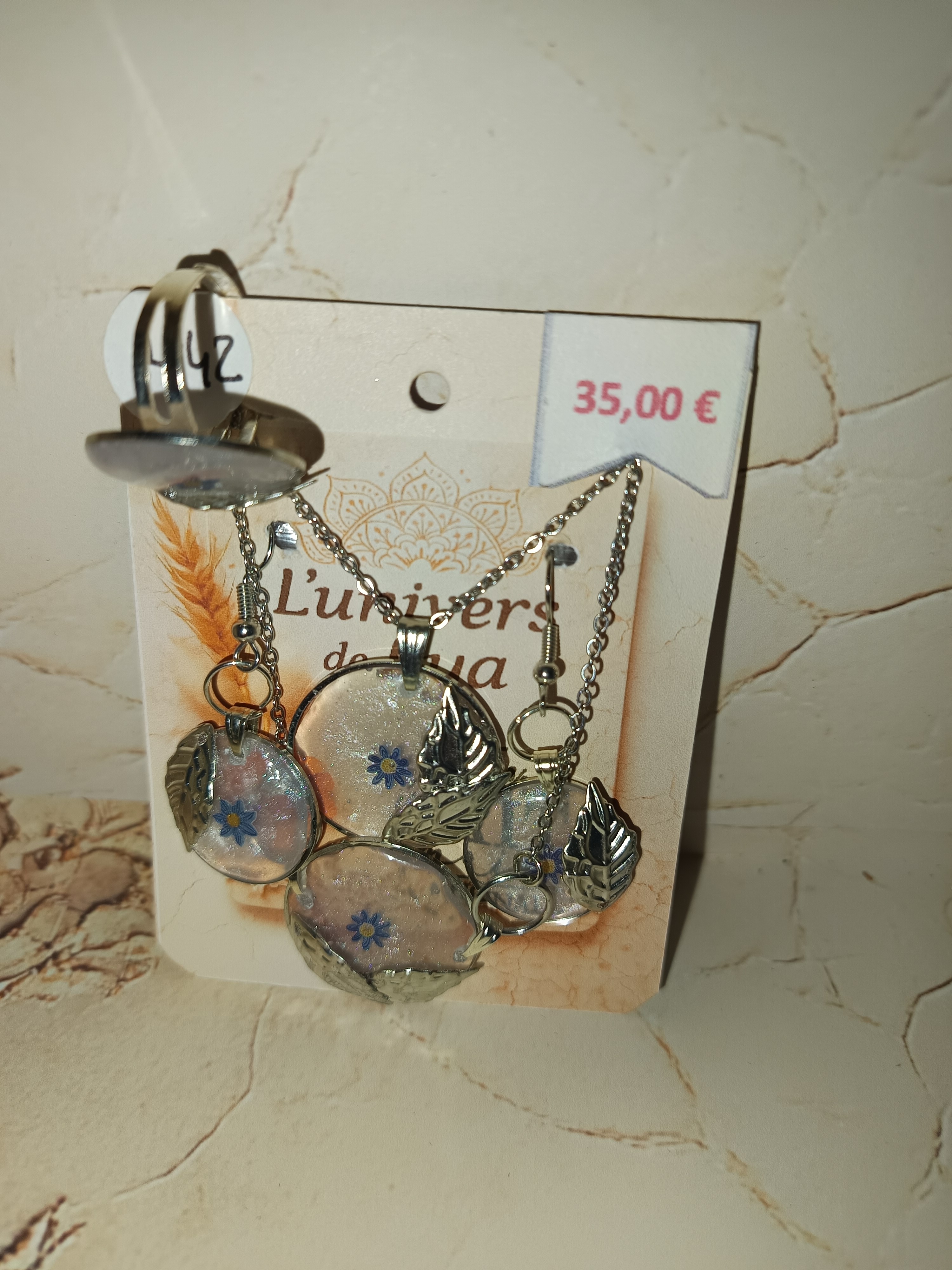 Parure collier,boucles d'oreilles, bague et bracelet nacrée avec fleur blanche et ailes – Bijou poétique fait main