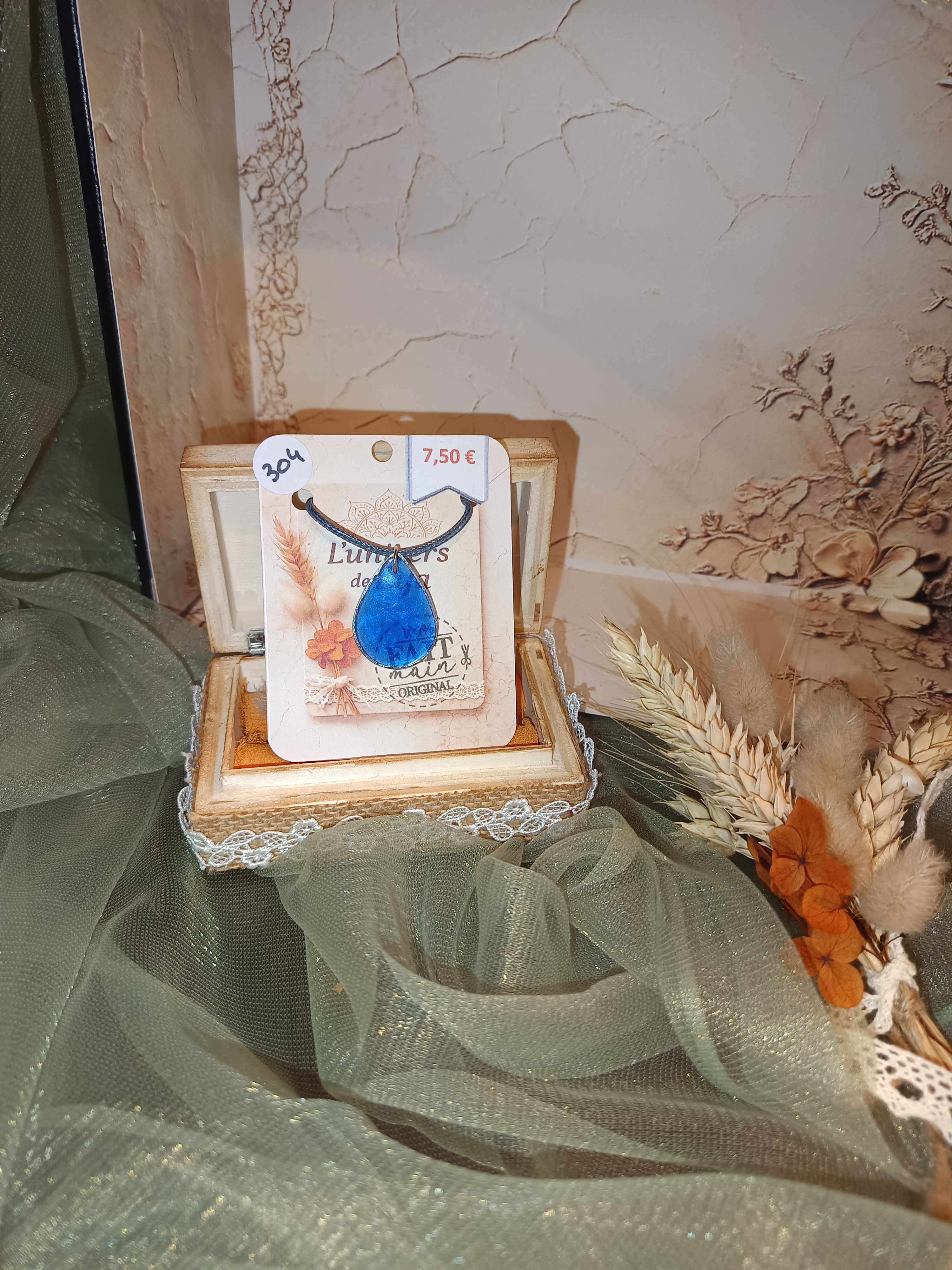 Collier goutte bleue en résine brillante – Bijou fait main moderne et raffiné