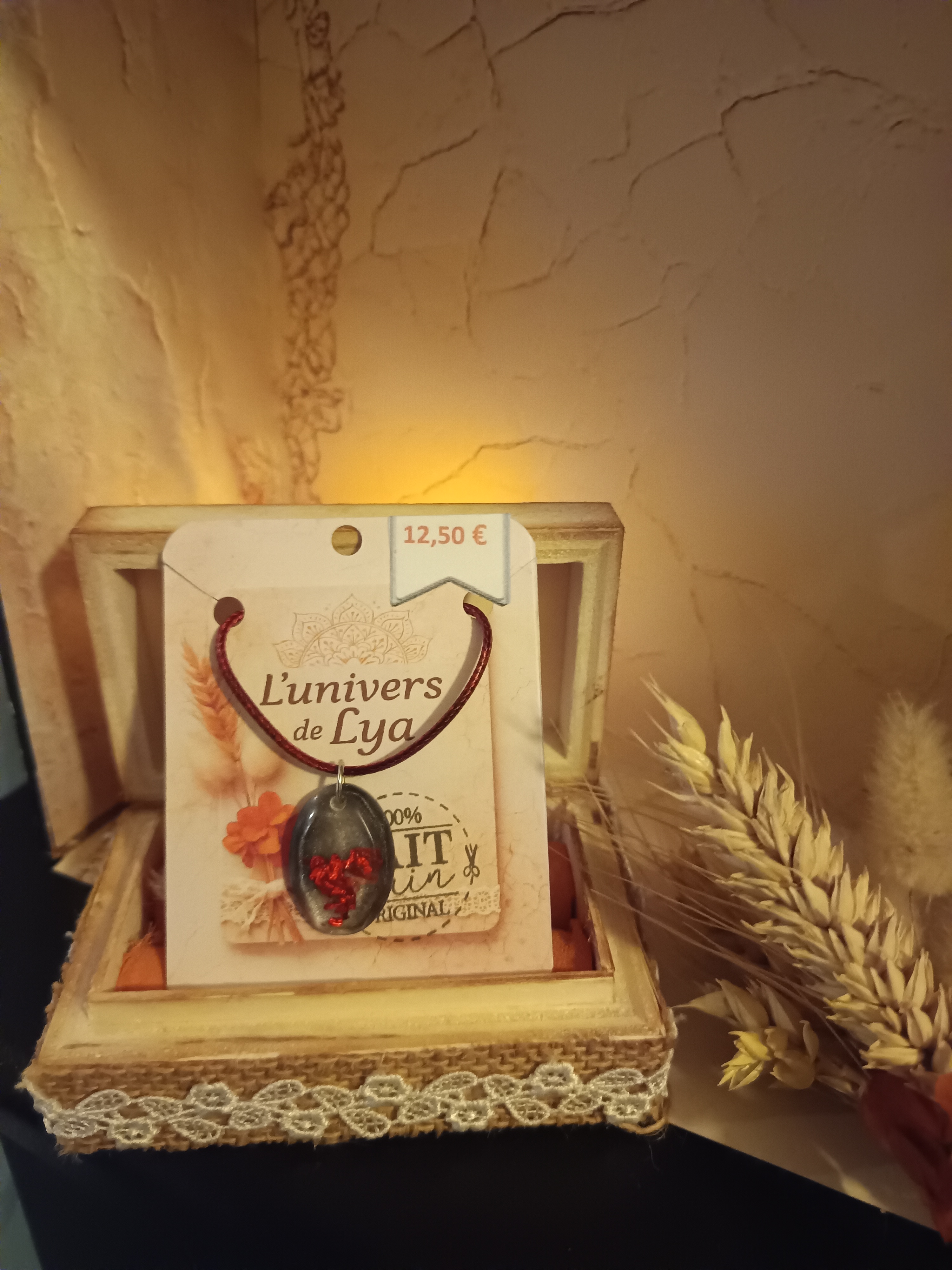 Collier artisanal en résine avec inclusion feuilles d'or rouge – Pendentif ovale bohème fait main