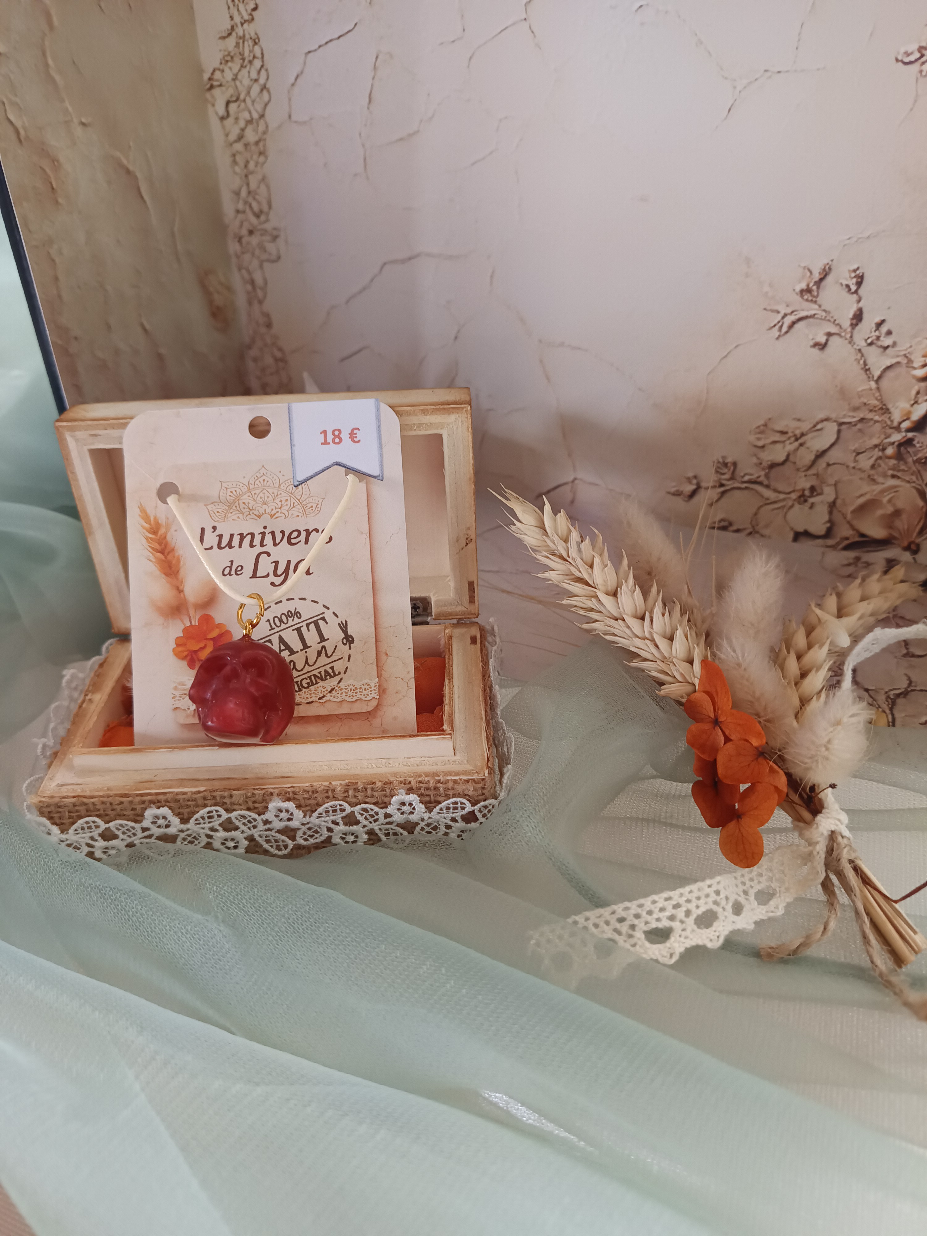 Collier têteCollier crâne brun nacré artisanal – Bijou original fait main de mort