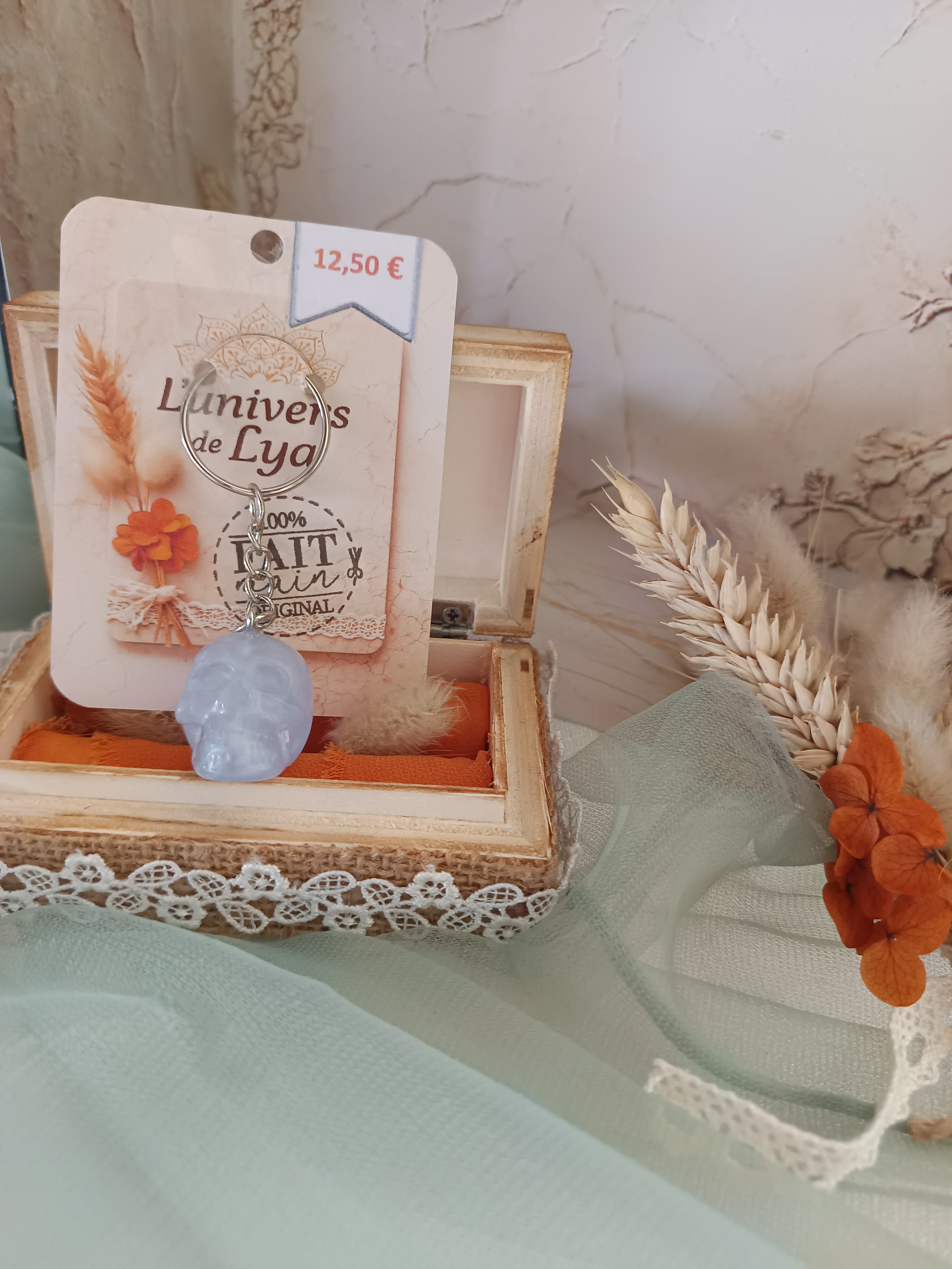 Porte-clés crâne blanc nacré en résine fait main – Accessoire original pailleté