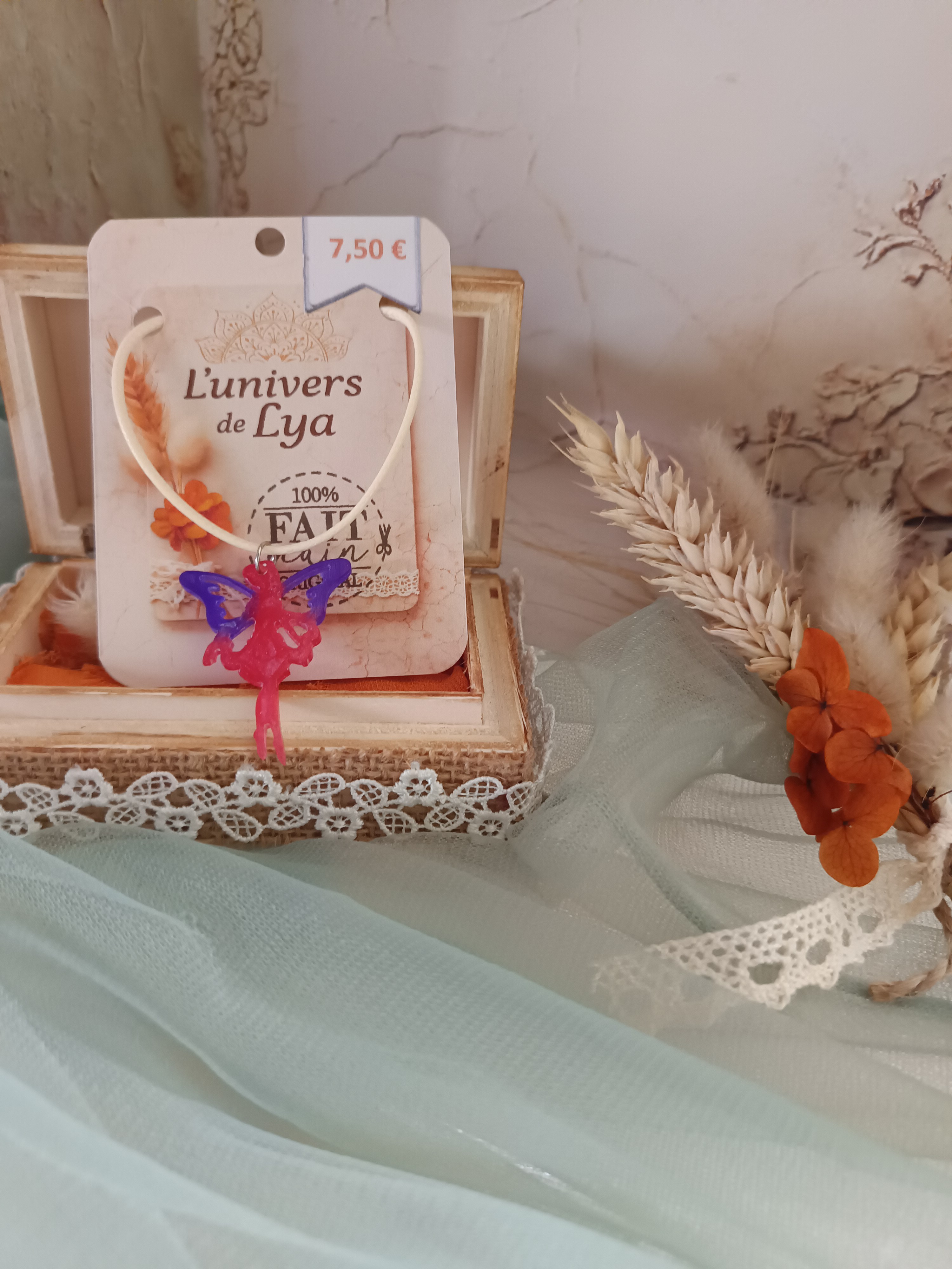 Collier fée en résine rouge et bleue – Bijou féerique fait main, original et magique