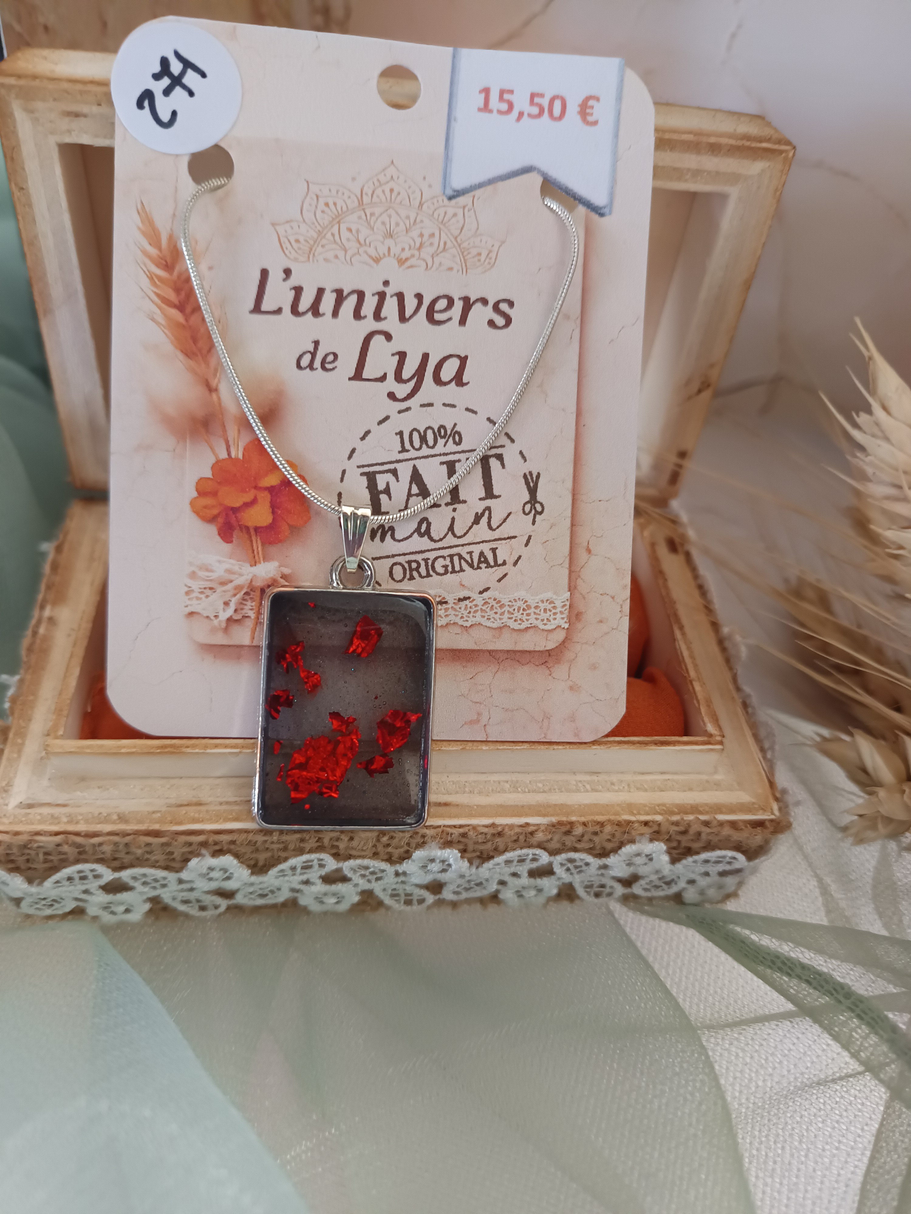 Collier artisanal rectangle en résine grise avec inclusions de feuilles d'or rouge– Bijou bohème fait main