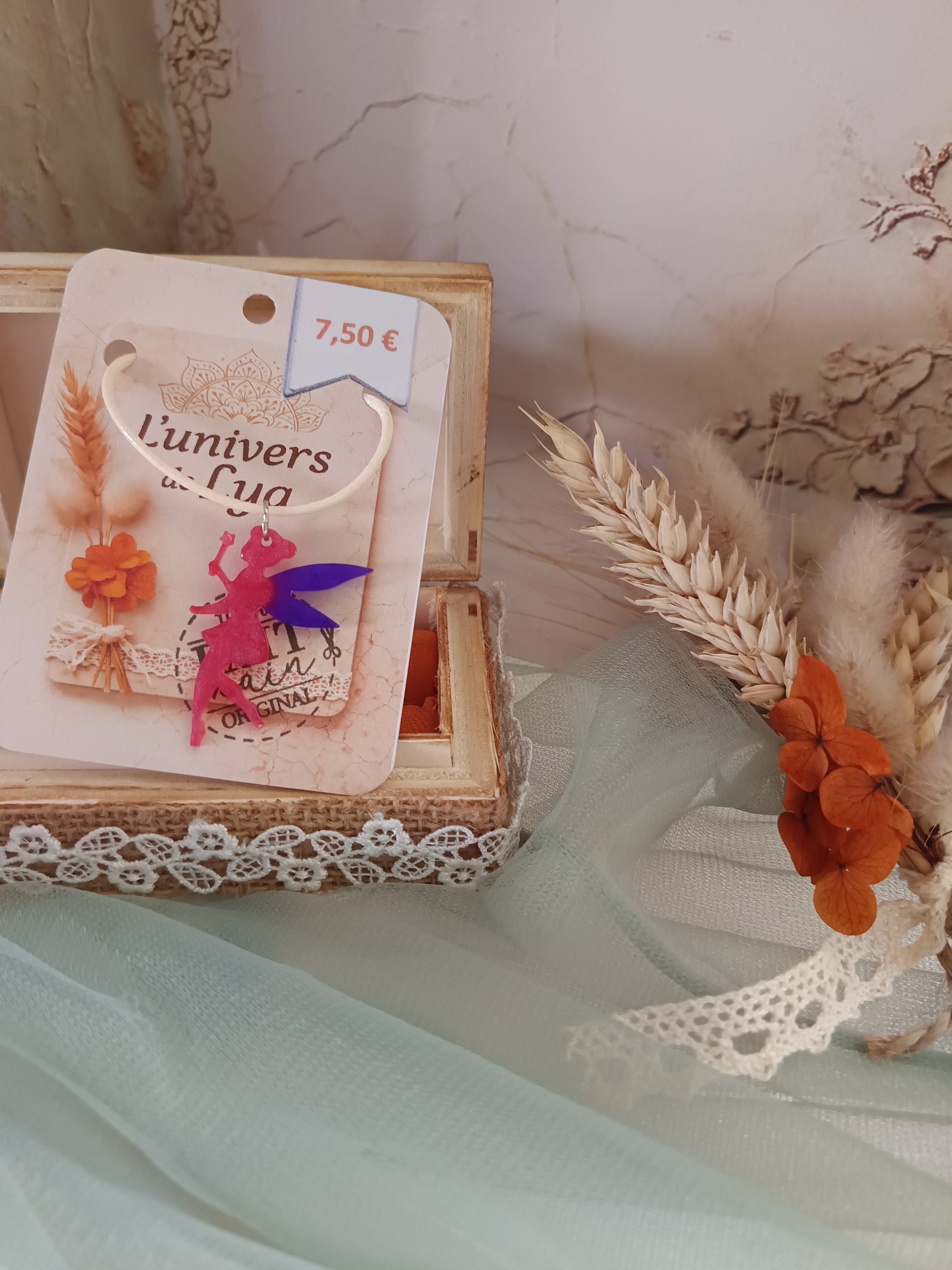 Collier fée fait main – Bijou féérique en résine rose et bleue – L’univers de Lya