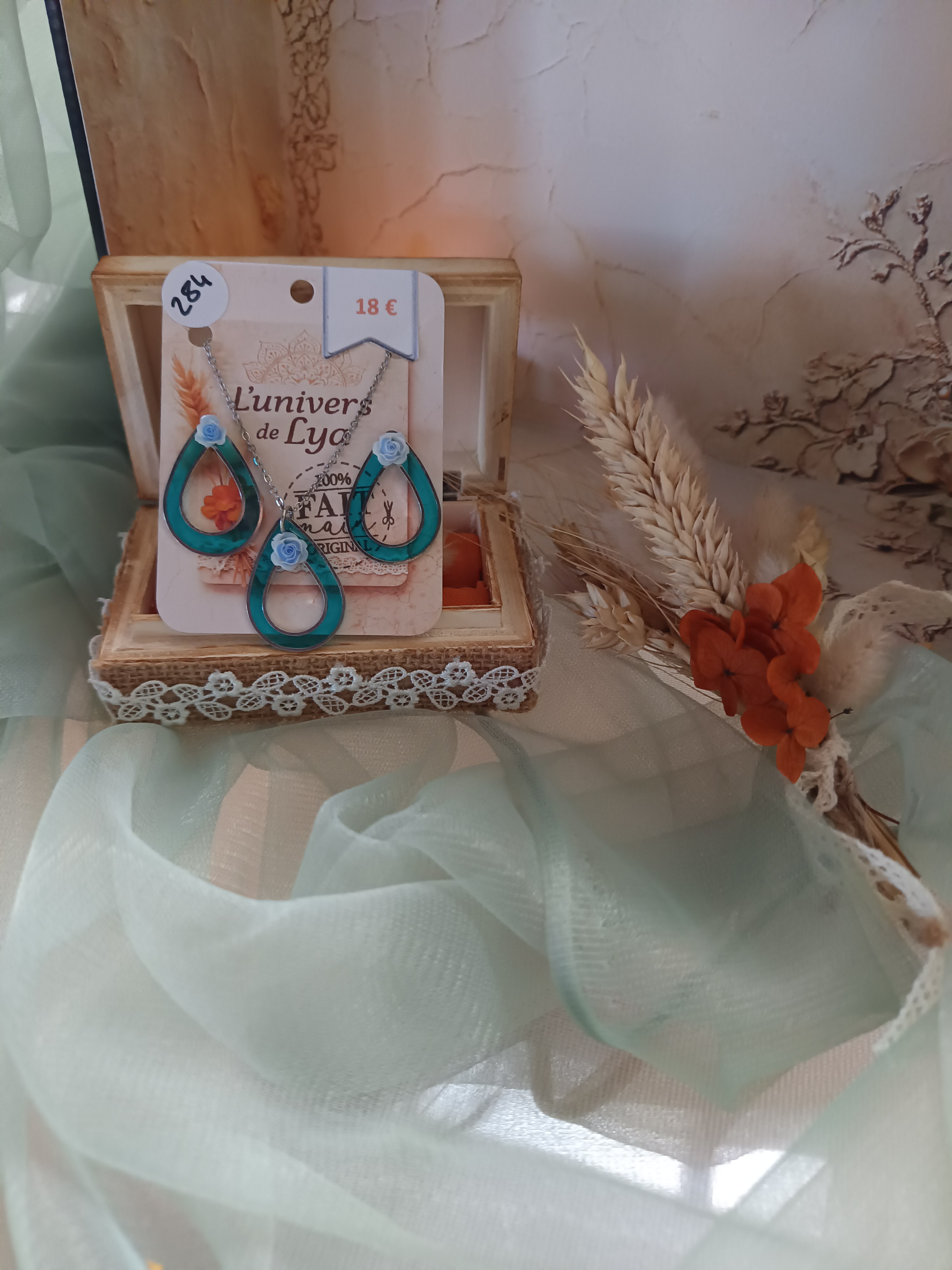 Parure artisanale collier et boucles bleu turquoise avec roses – Bijou bohème fait main