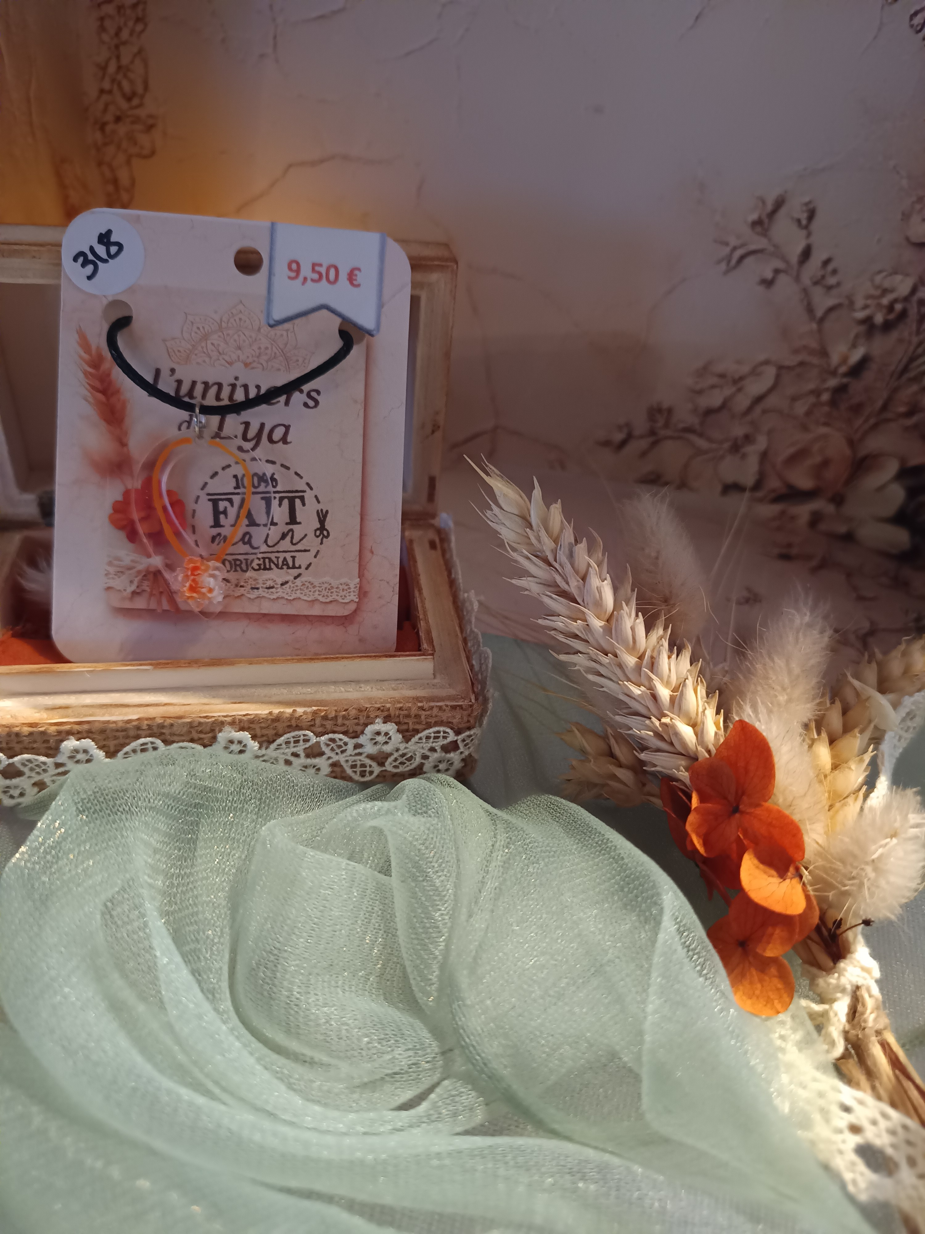 Collier goutte fleur orange fait main – Bijou artisanal lumineux en résine – L’univers de Lya