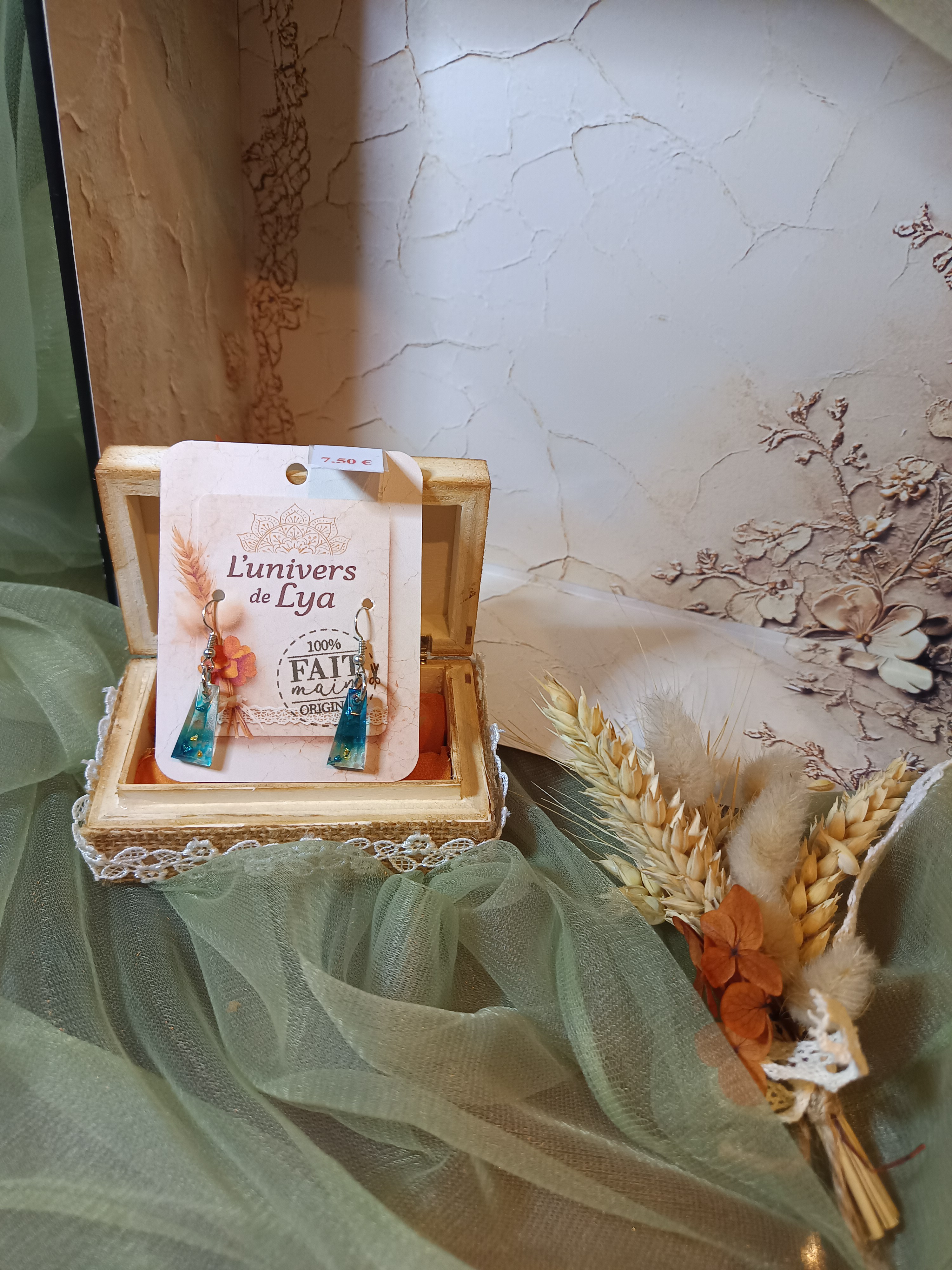 Boucles d’oreilles bleu turquoise fait main – Bijoux artisanaux géométriques en résine – L’univers de Lya