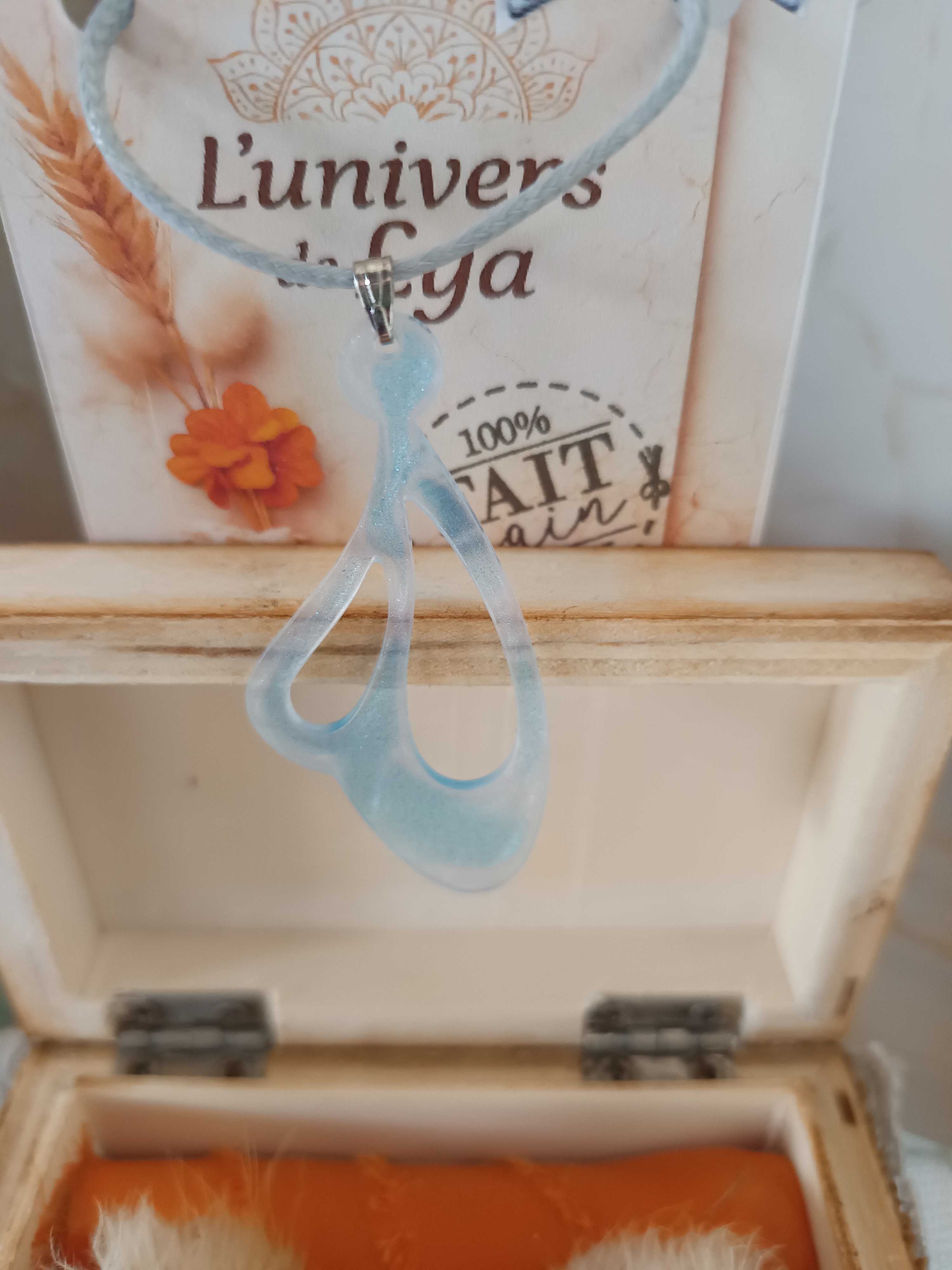 Collier résine bleu abstrait fait main – Bijou artistique moderne – Création originale L’univers de Lya