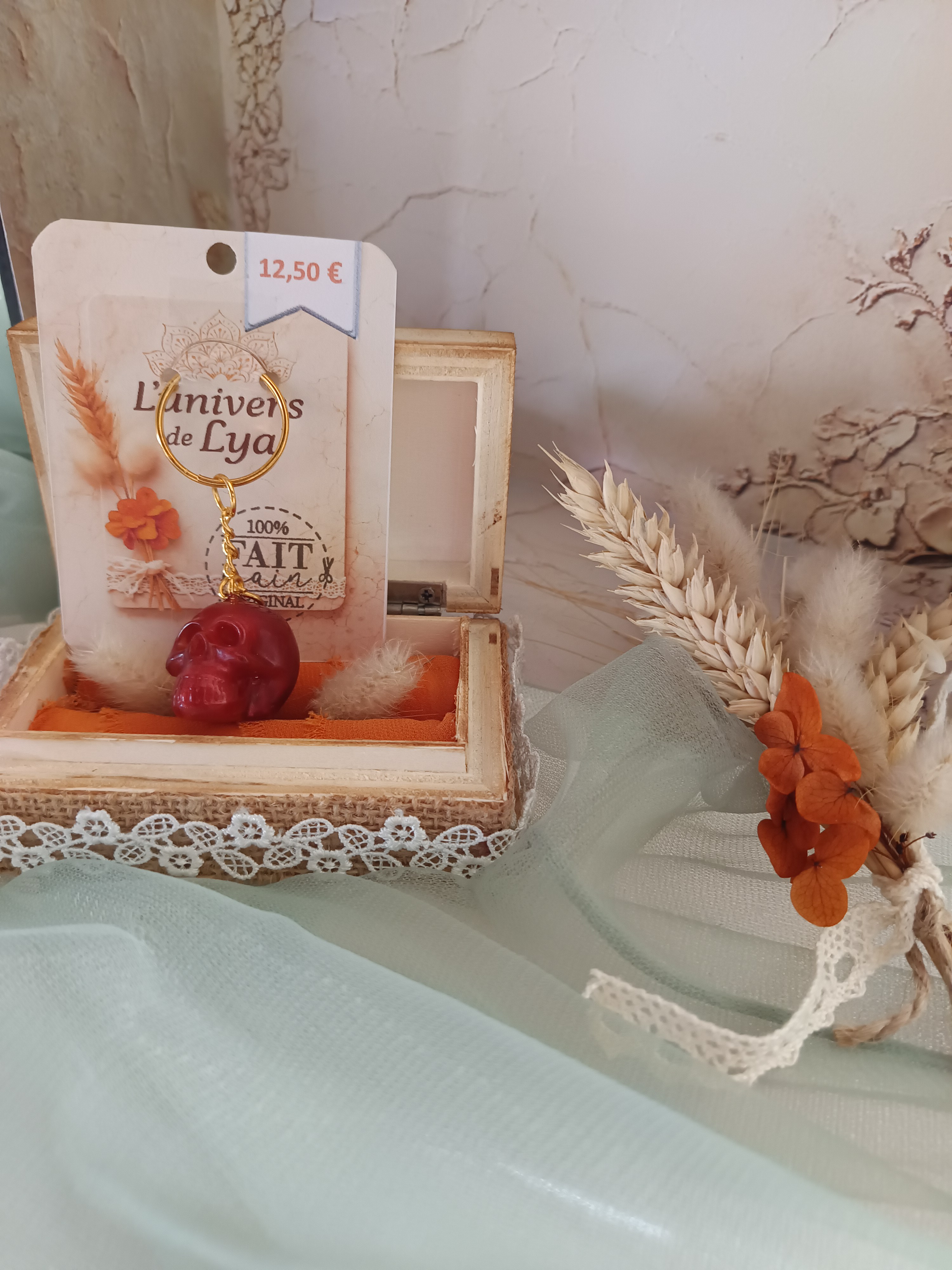 Porte-clés crâne rouge en résine pailletée – Accessoire fait main au style rock