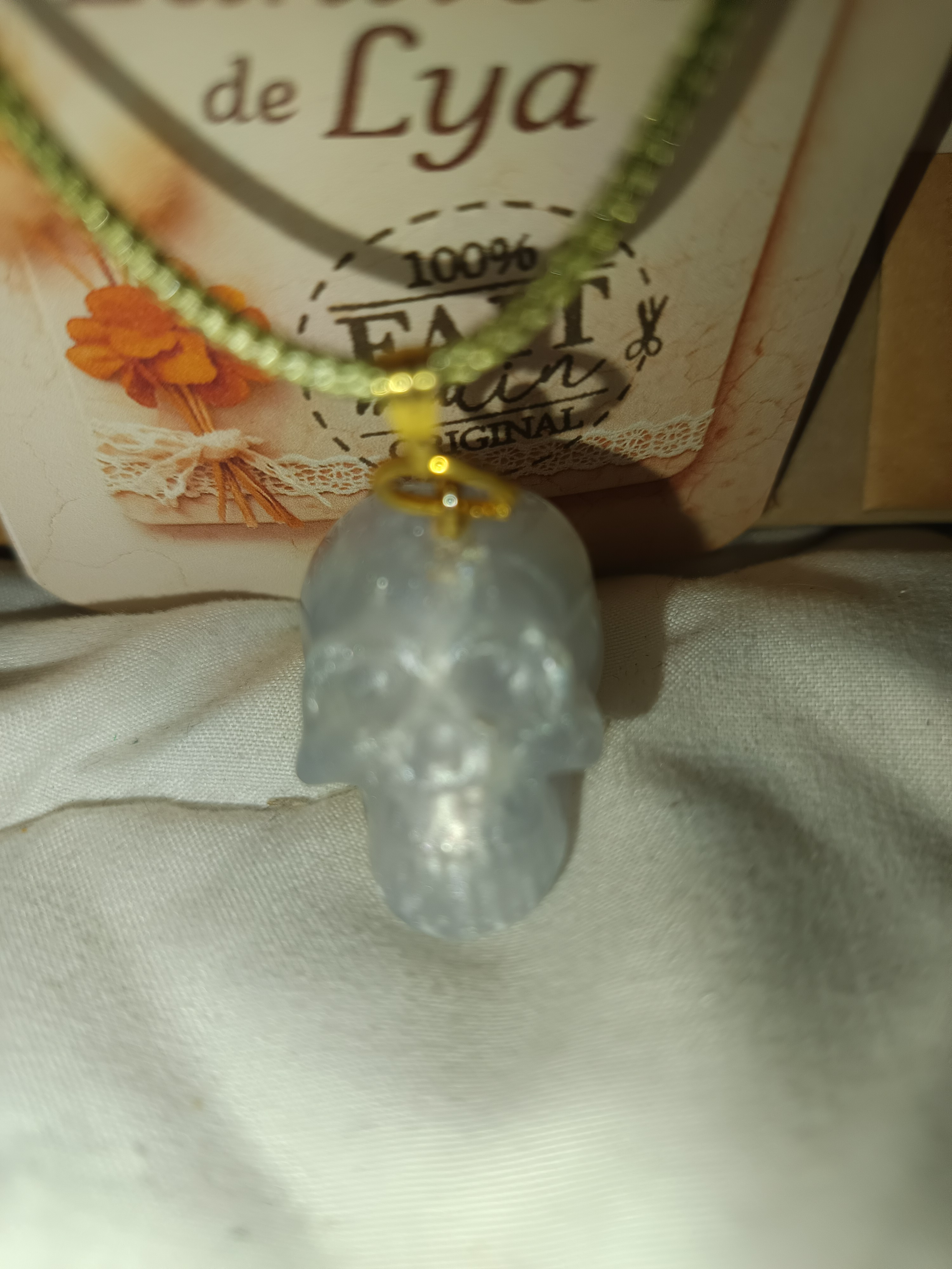 Collier crâne blanc nacré artisanal – Bijou original fait main