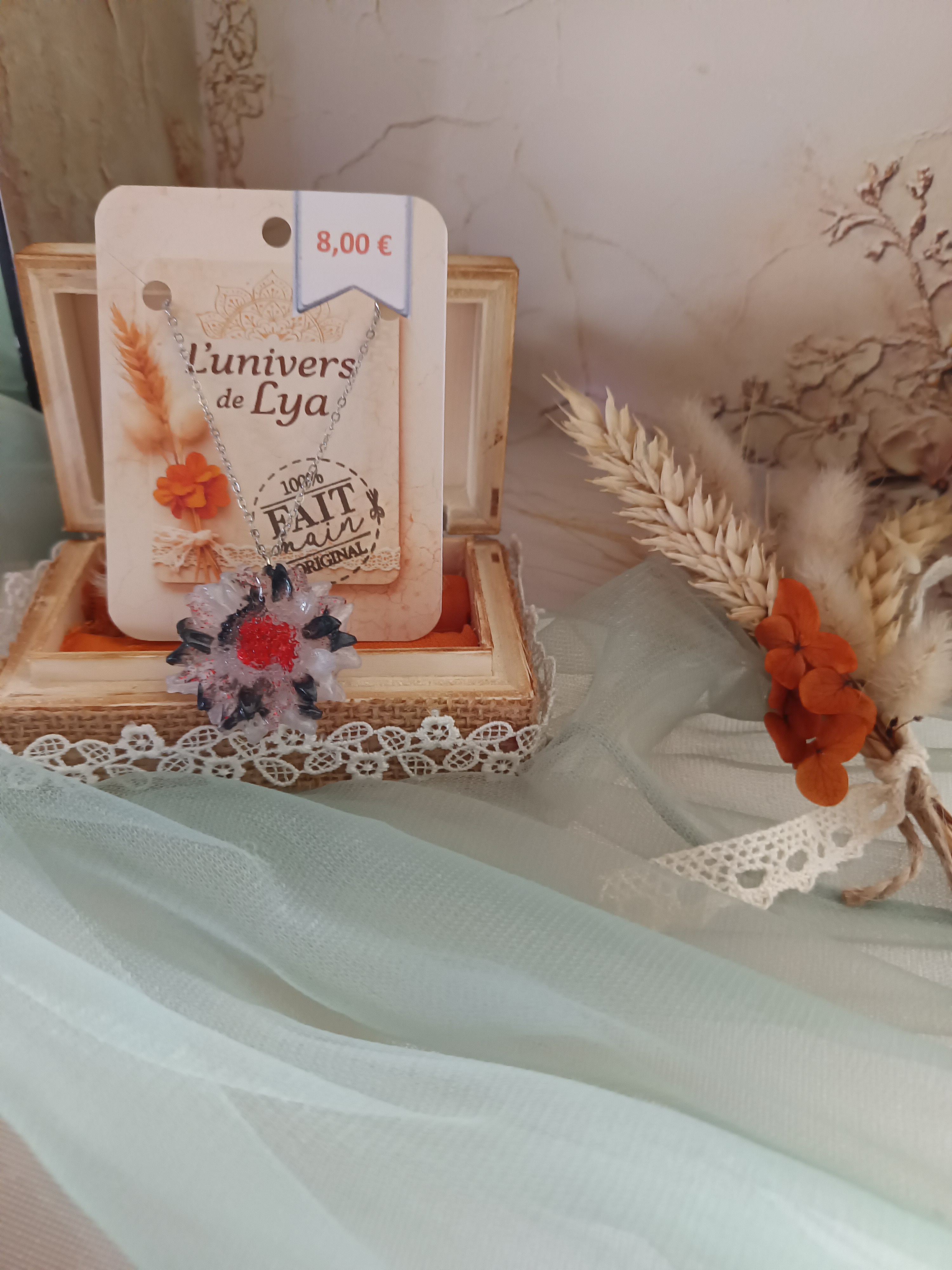 Collier fleur en résine blanche et argent avec cœur rouge pailleté – Bijou floral fait main unique