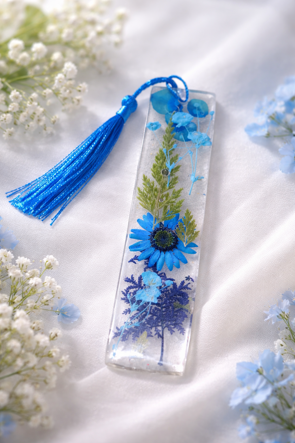 Marque-page en résine fleurs séchées bleues – création artisanale