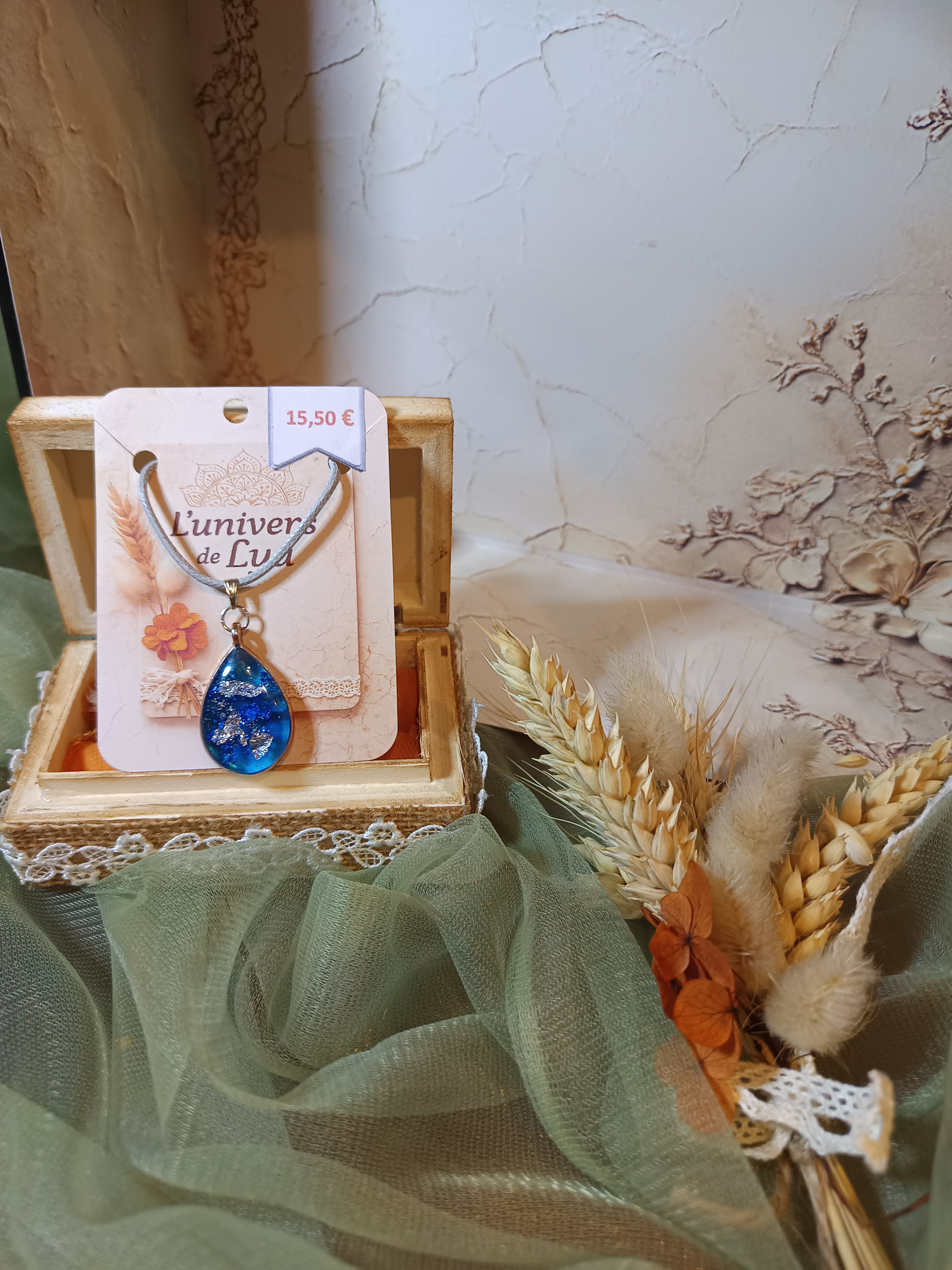 Collier goutte bleu en résine pailletée – Bijou artisanal fait main