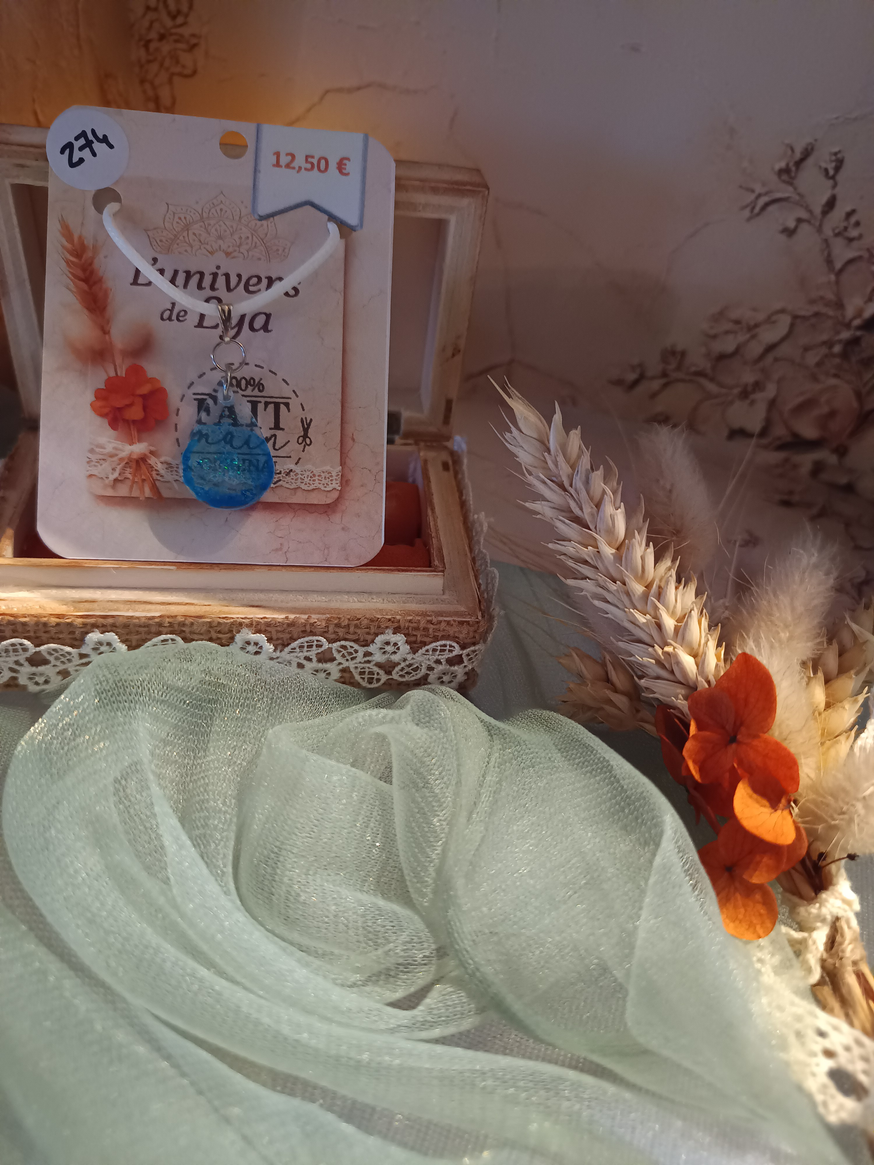 Collier goutte bleu marbré fait main – Bijou artisanal en résine – L’univers de Lya