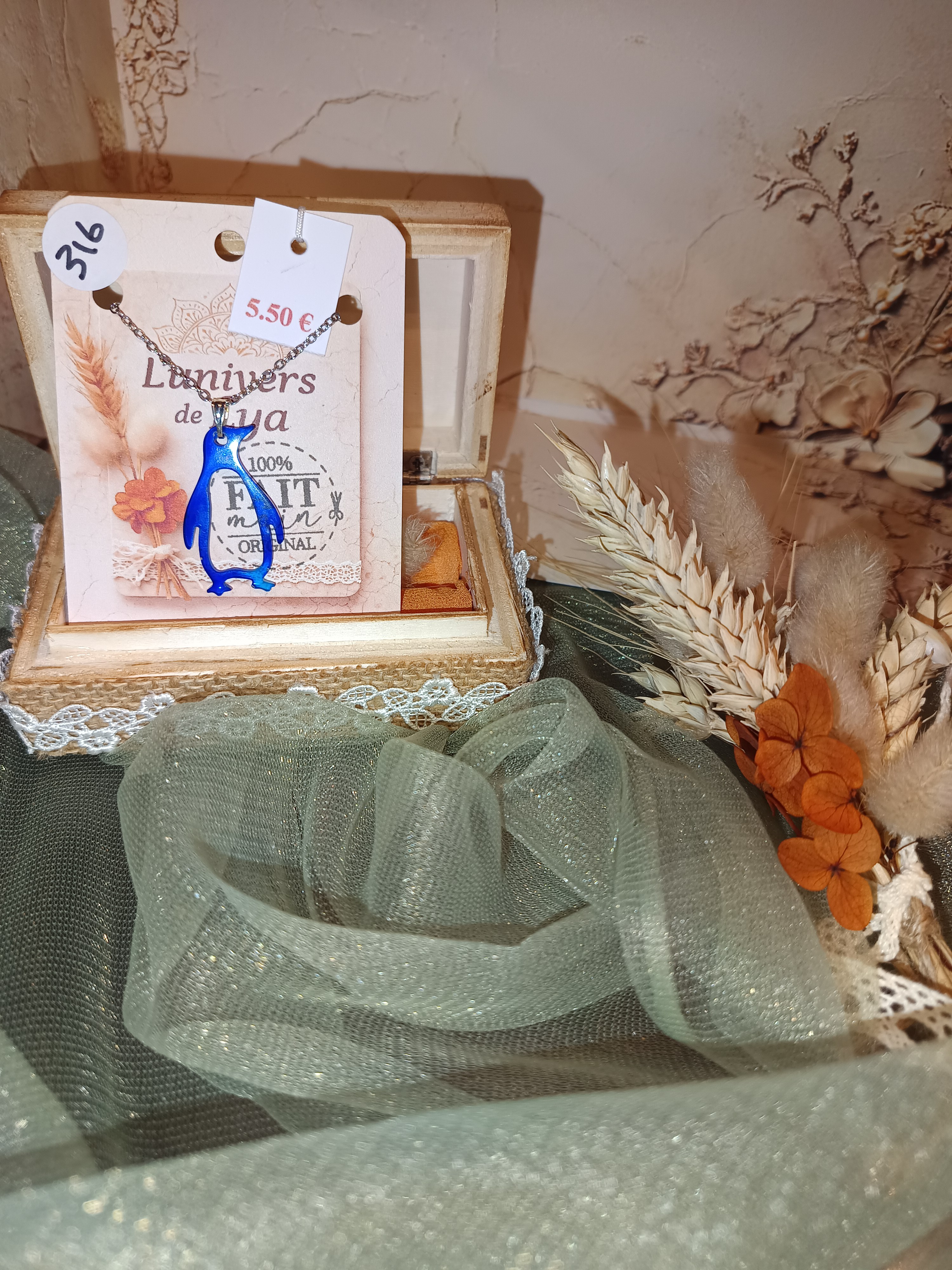 Collier pingouin bleu fait main – Bijou fantaisie en résine – Création L’univers de Lya