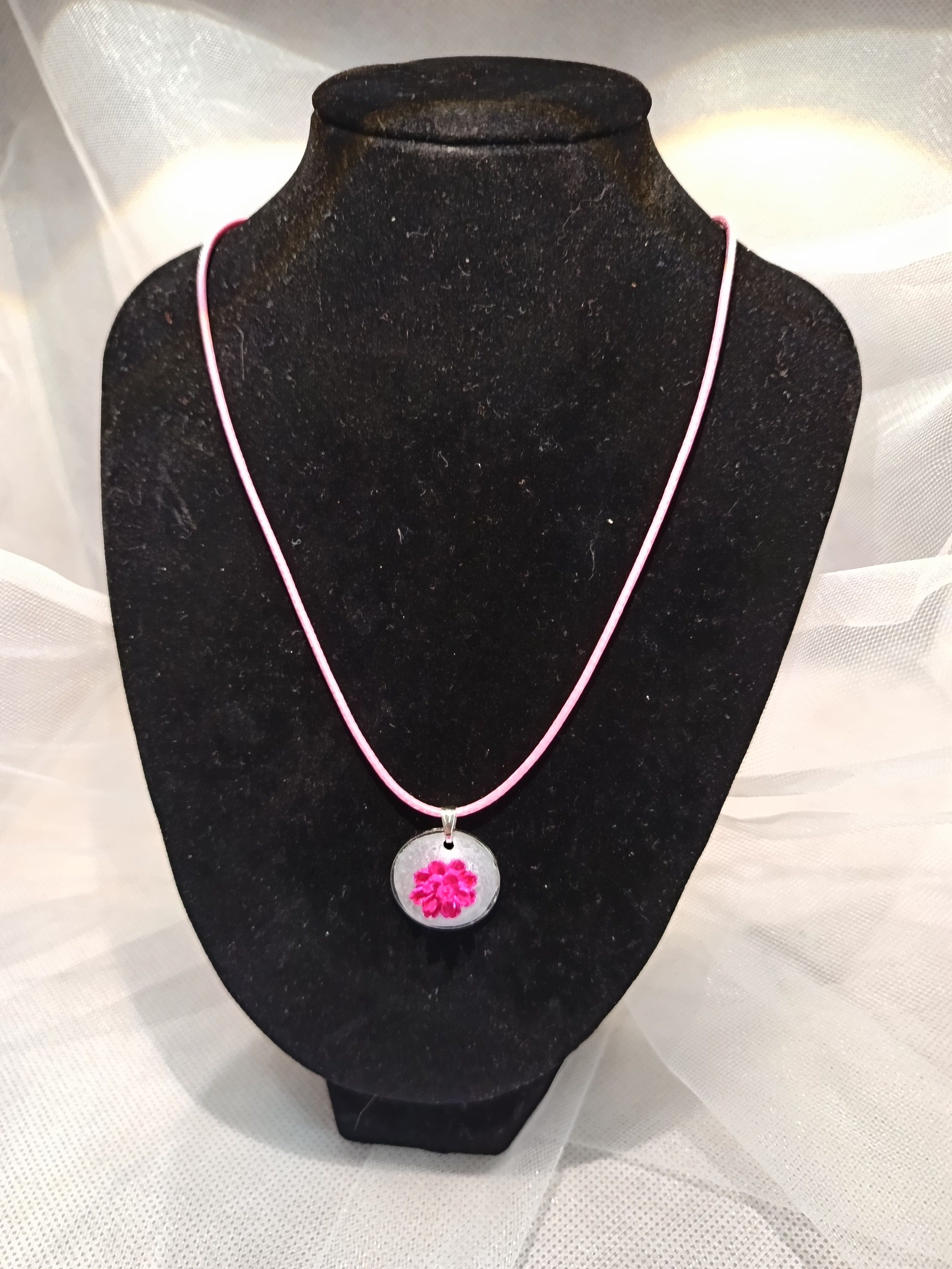 Collier pendentif rond sur cordon coloré – Bijou fantaisie fleuri et porte-bonheur