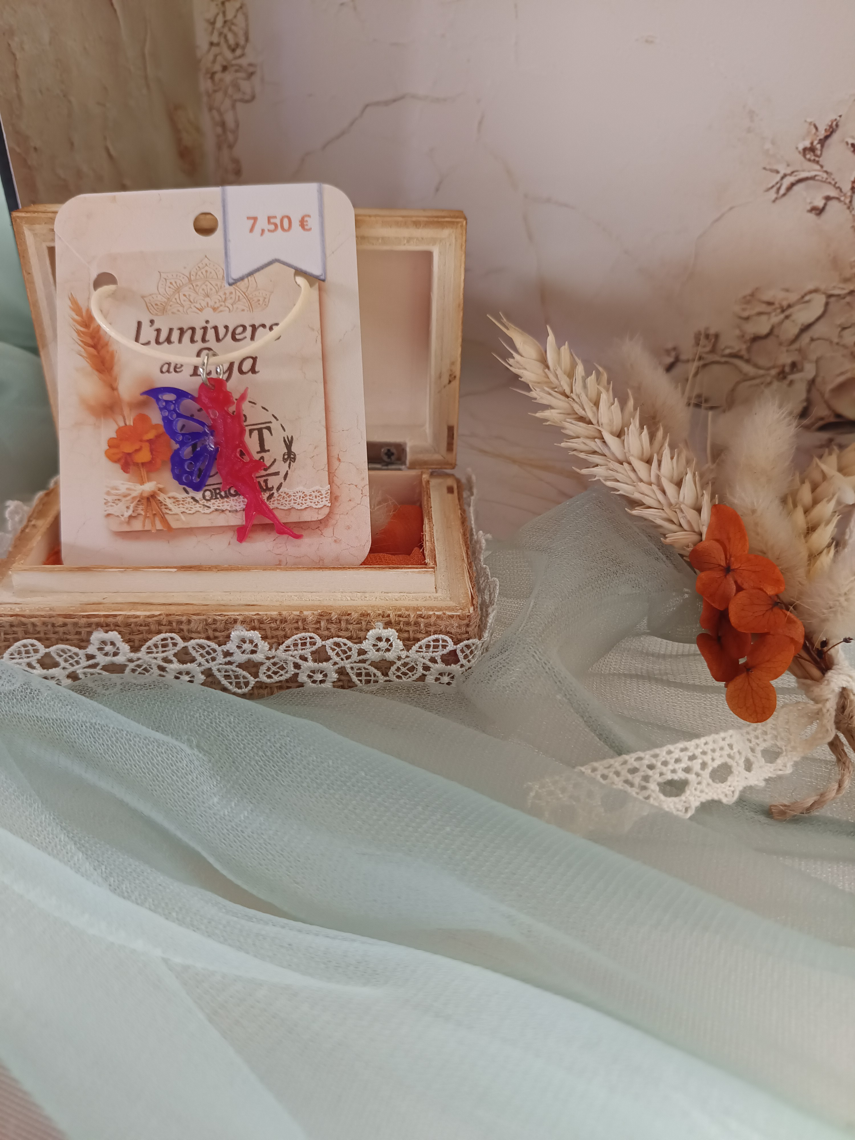 Collier fée en résine rouge pailletée – Bijou féerique fait main et poétique