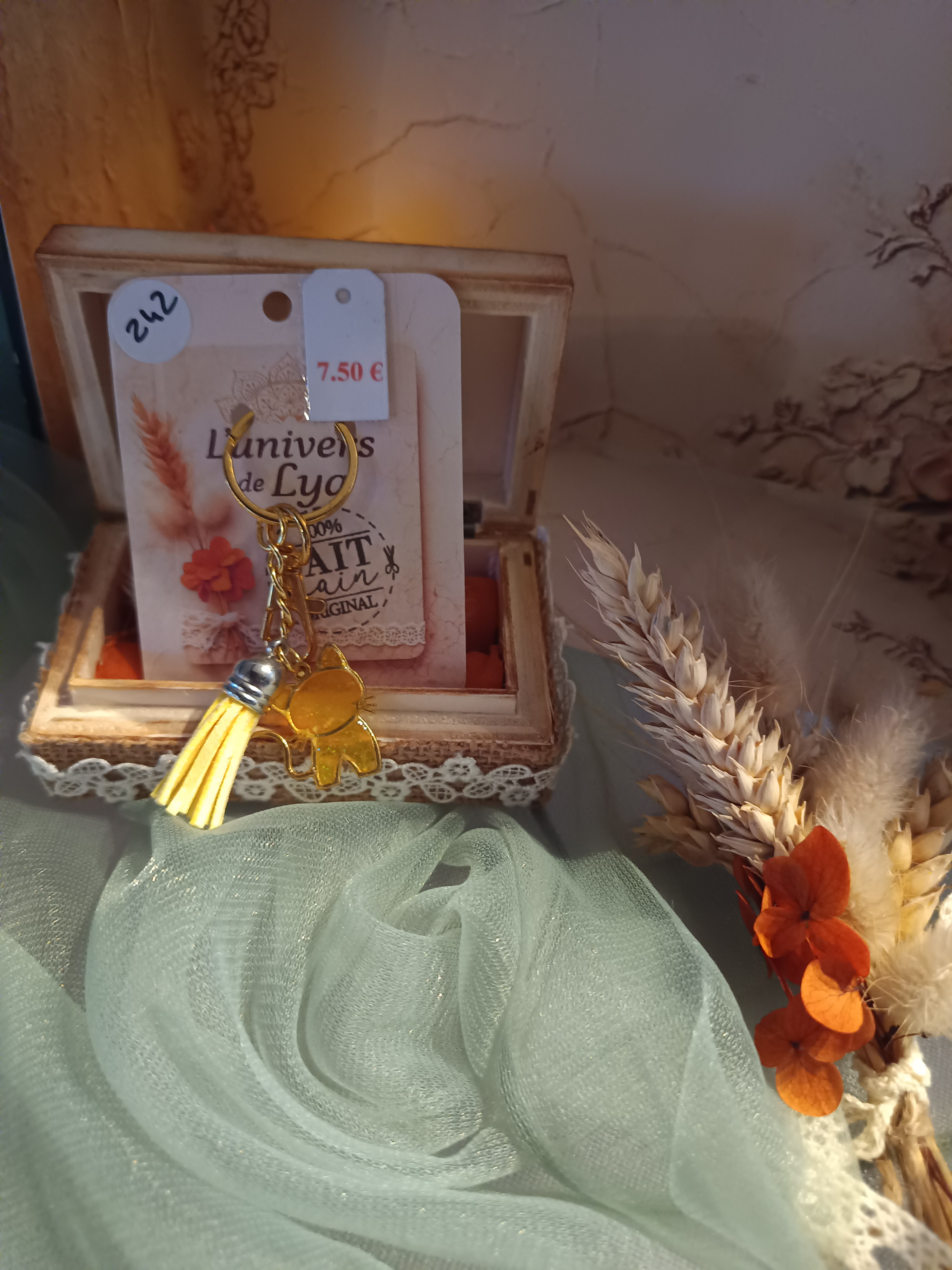 Porte-clés chat doré pailleté fait main – Accessoire artisanal mignon et original