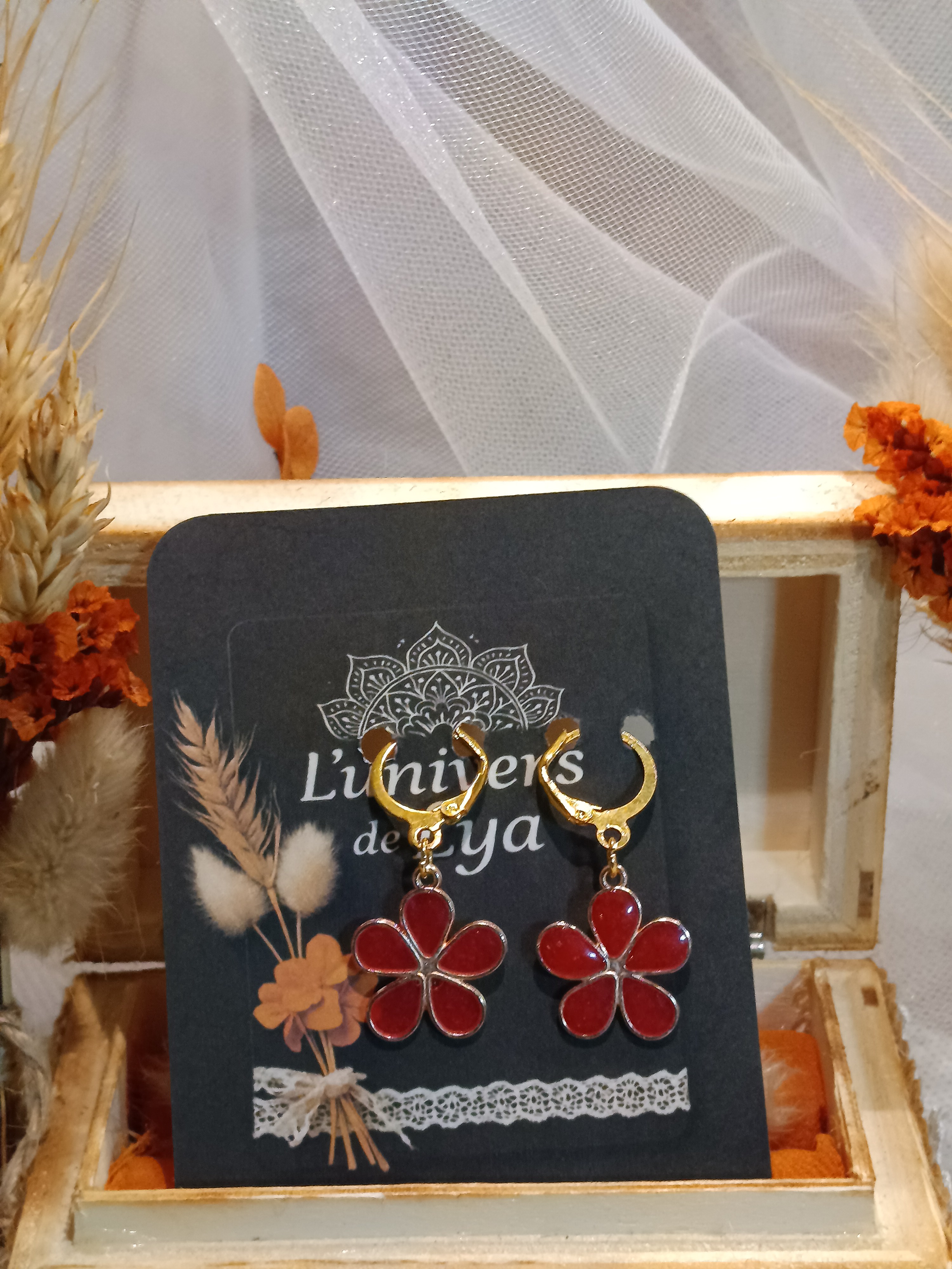 Boucles d’oreilles fleur dorées pendantes – Bijou fantaisie élégant et coloré