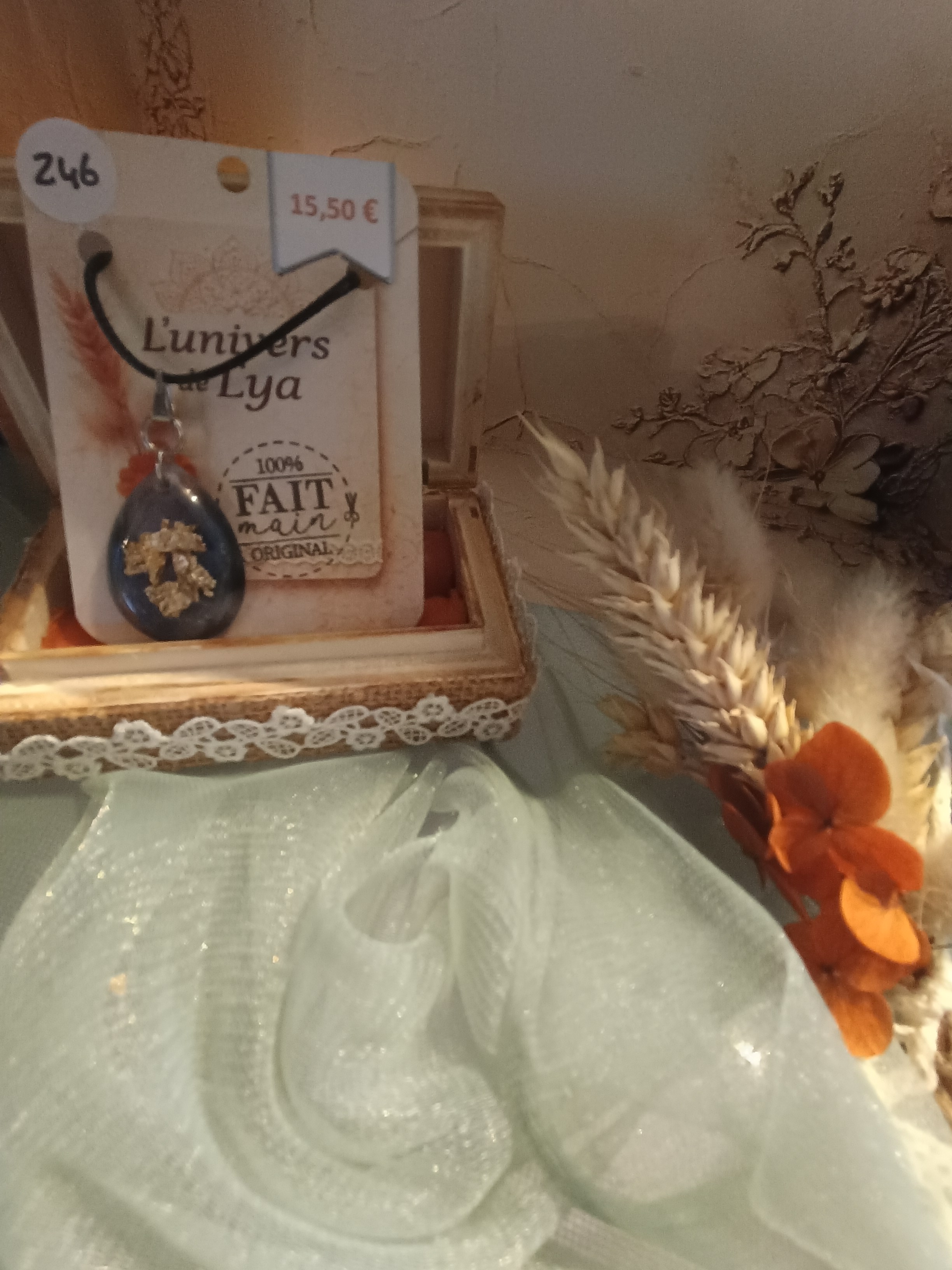 Collier artisanal en résine grise avec inclusions naturelles – Pendentif ovale bohème fait main