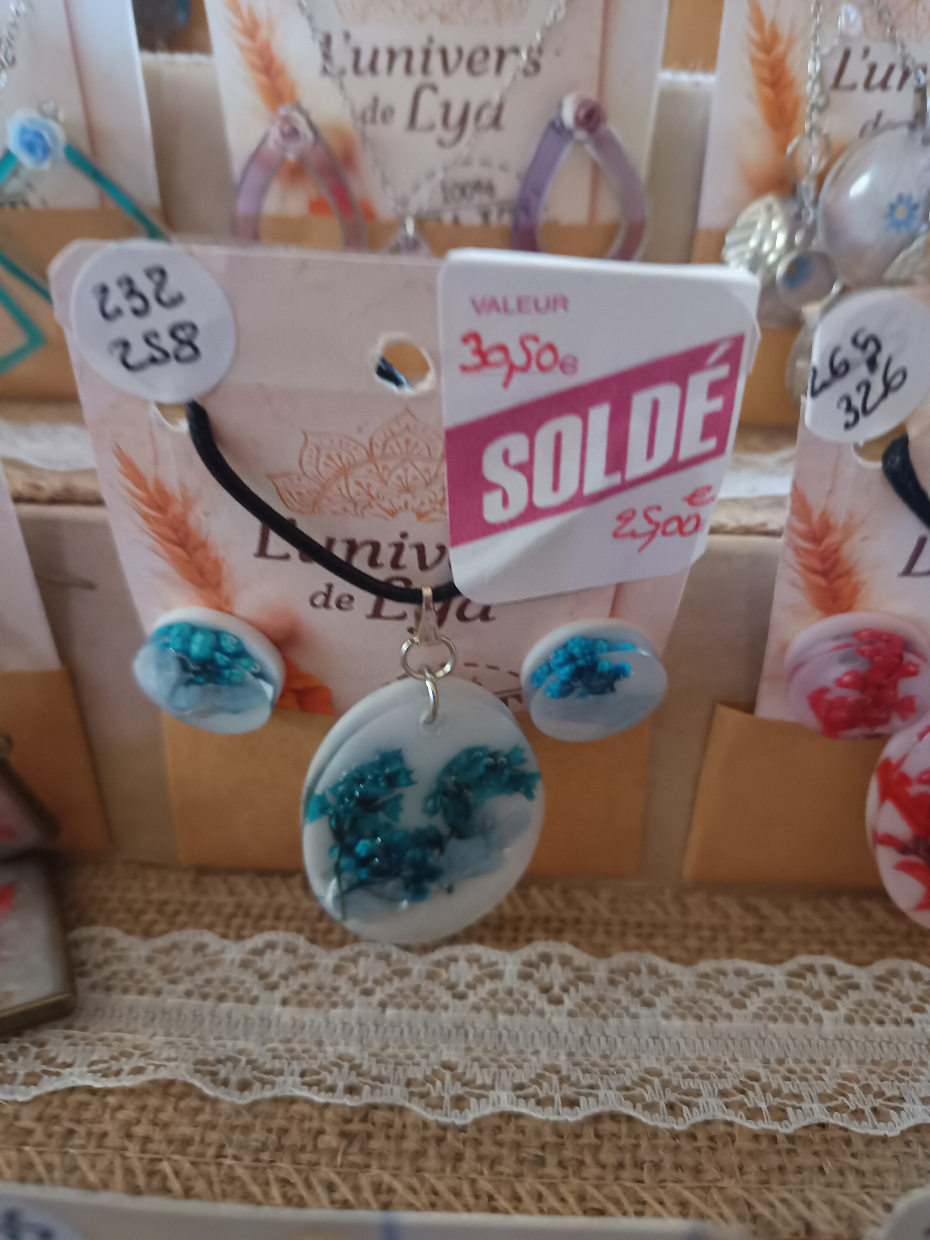 Parure collier et boucles en résine blanche avec fleurs séchées turquoise – Bijou artisanal soldé