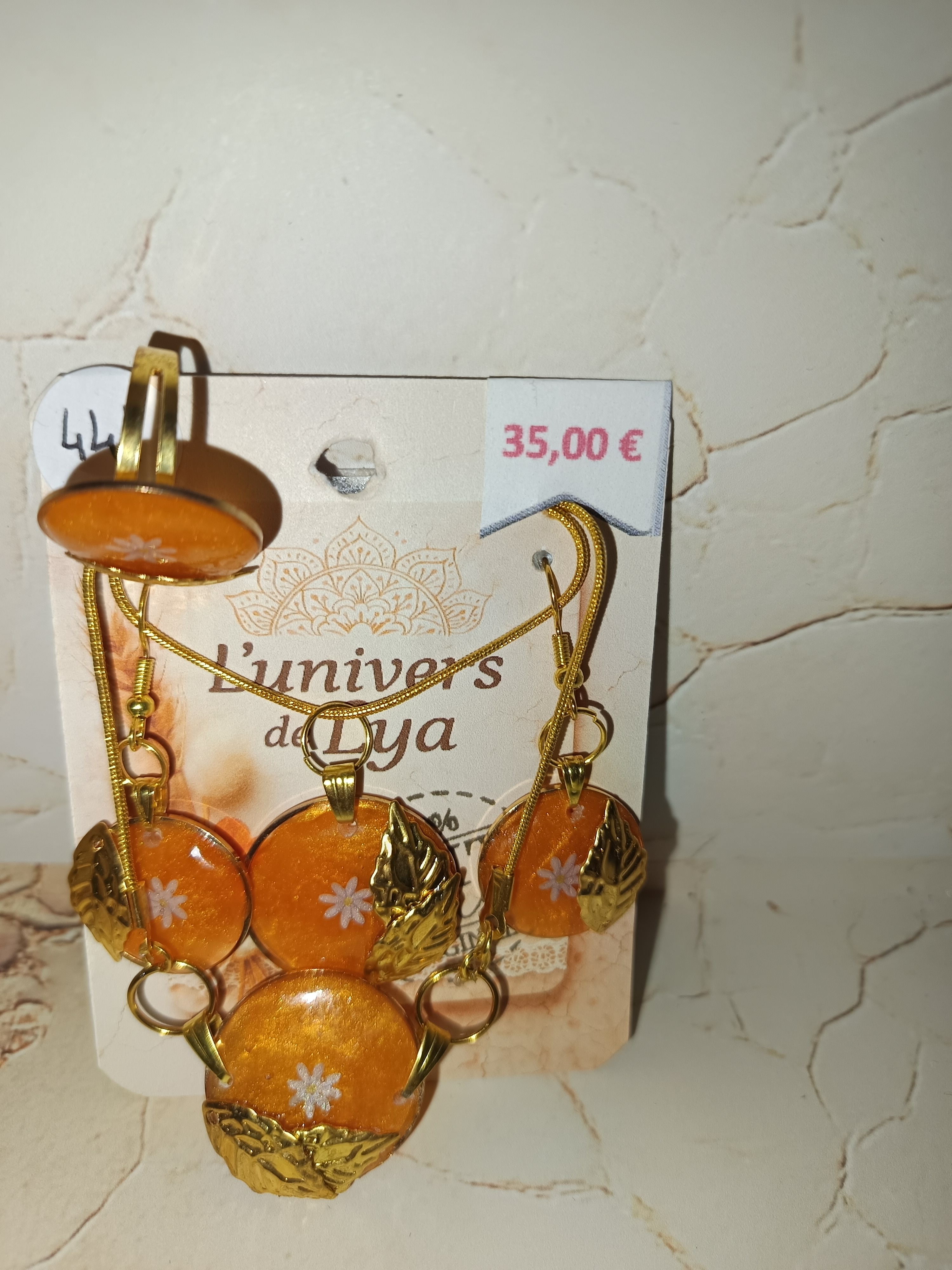 Parure collier,  bouclesd'oreilles, bracelet et bague orange doré avec fleur blanche – Bijou lumineux fait main