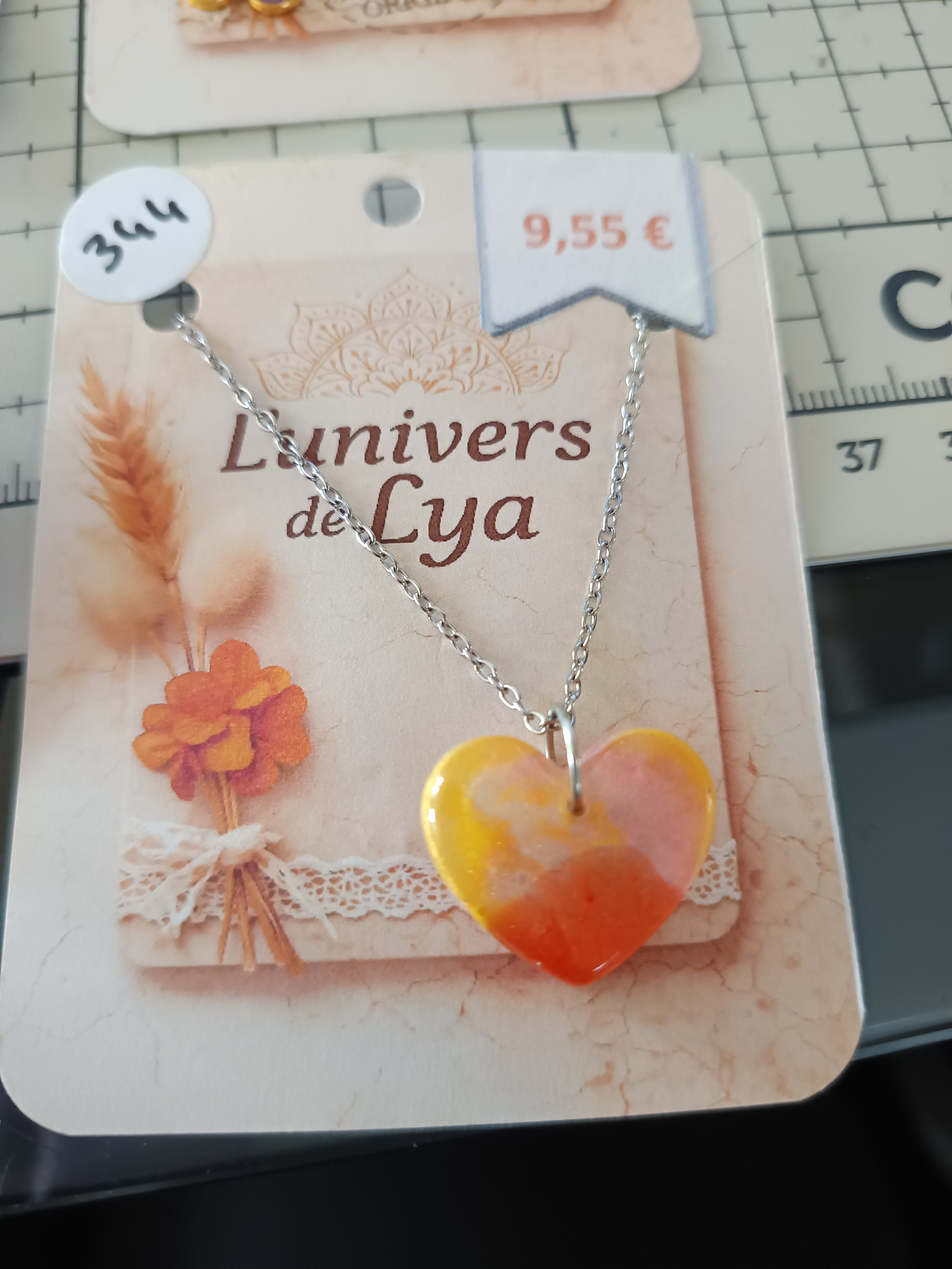 Collier cœur fait main en résine – Bijou artisanal romantique jaune et orange – L’univers de Lya