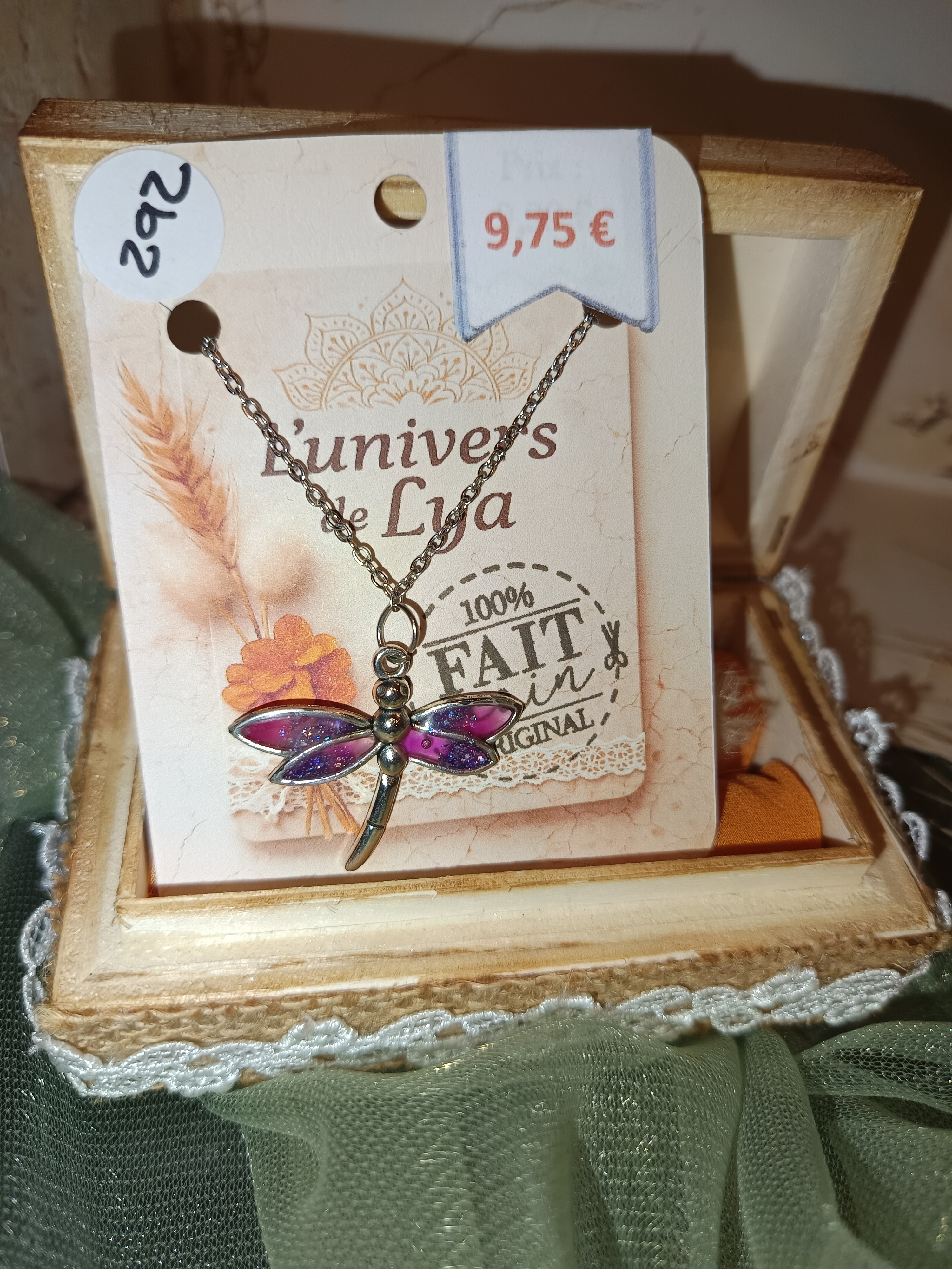 Collier libellule fuchsia et violet en résine – Bijou fait main poétique | L’Univers de Lya