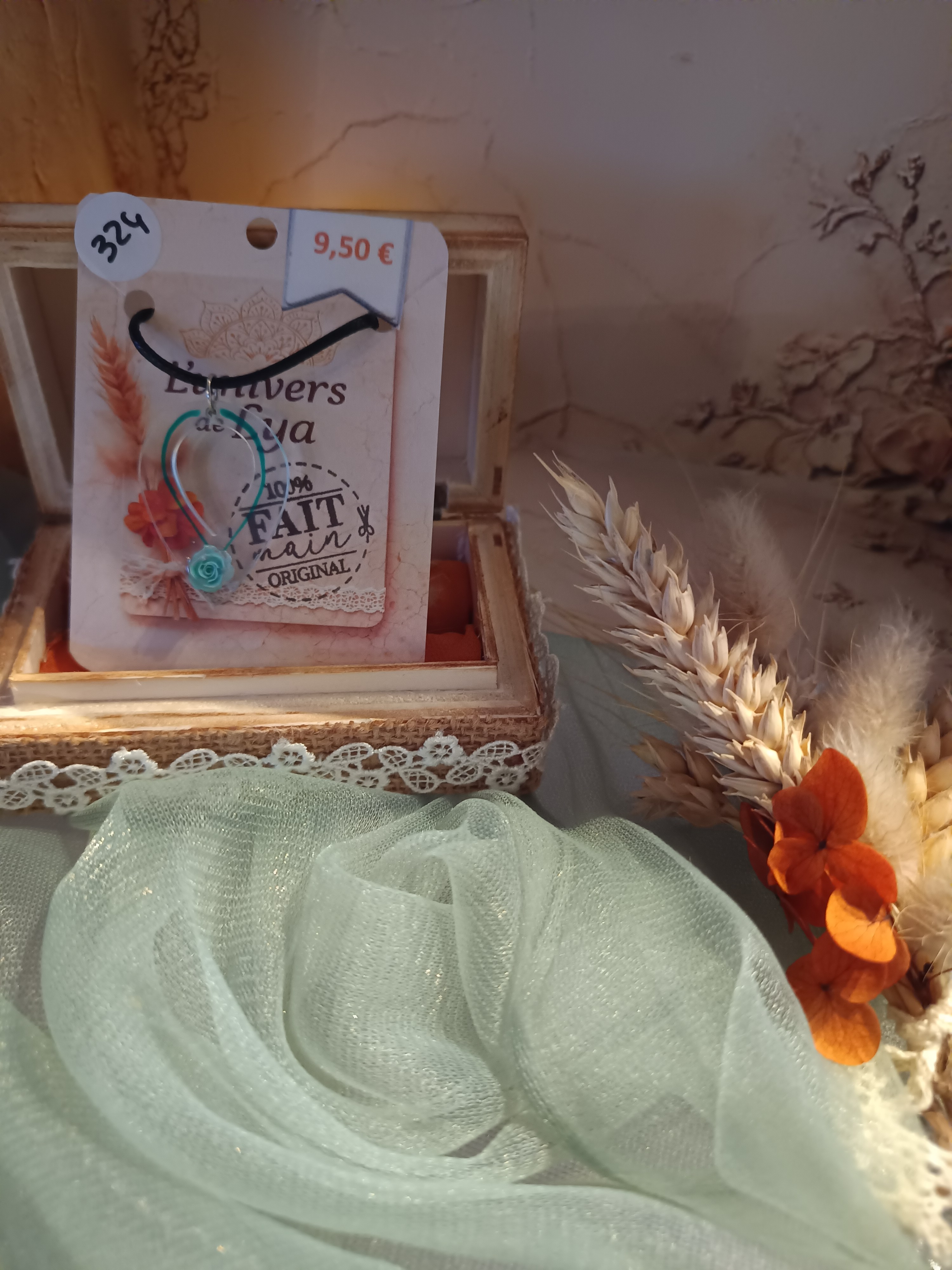 Collier goutte fleur turquoise fait main – Bijou artisanal en résine transparente – L’univers de Lya