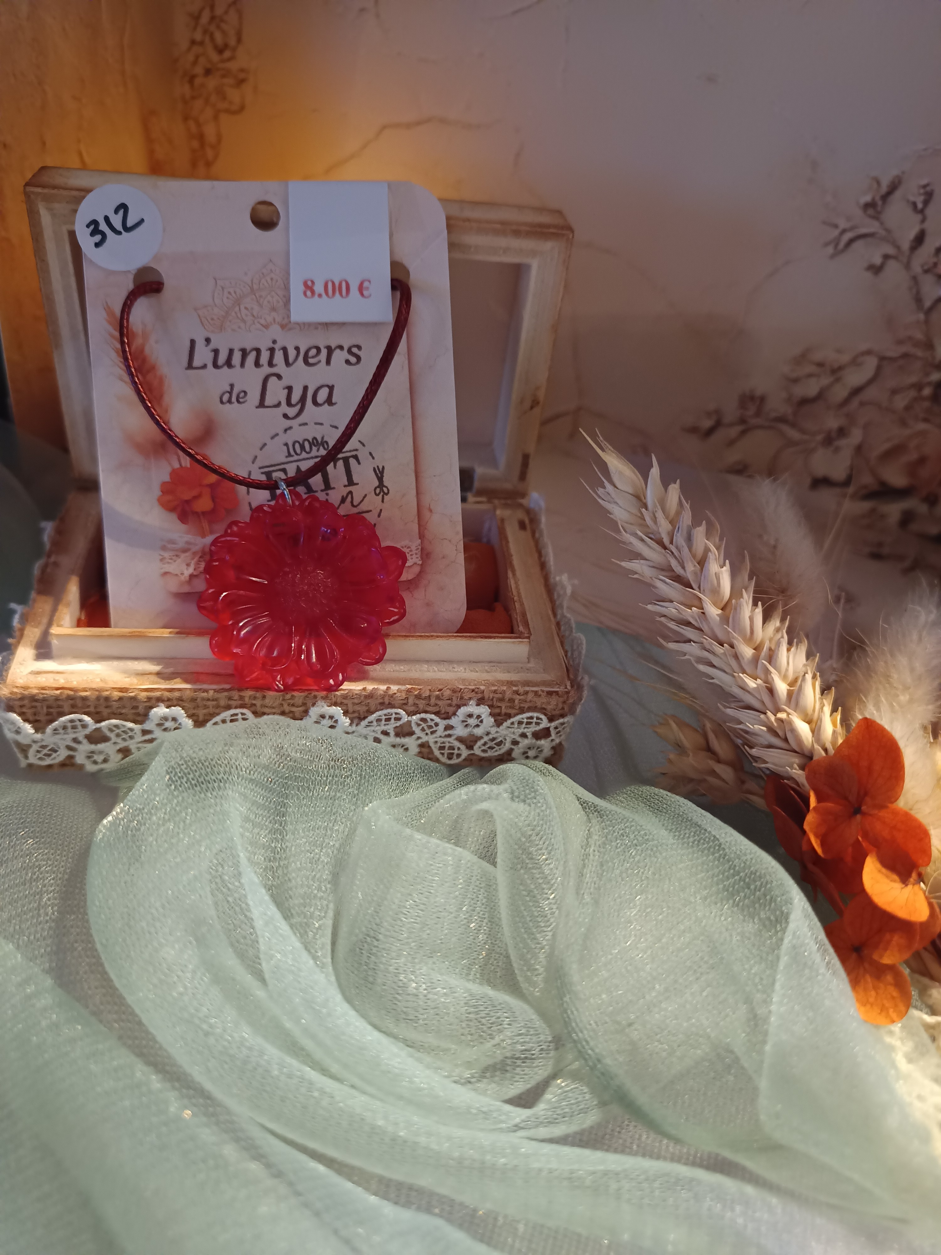 Collier fleur rouge en résine translucide – Bijou floral fait main, élégant et passionné