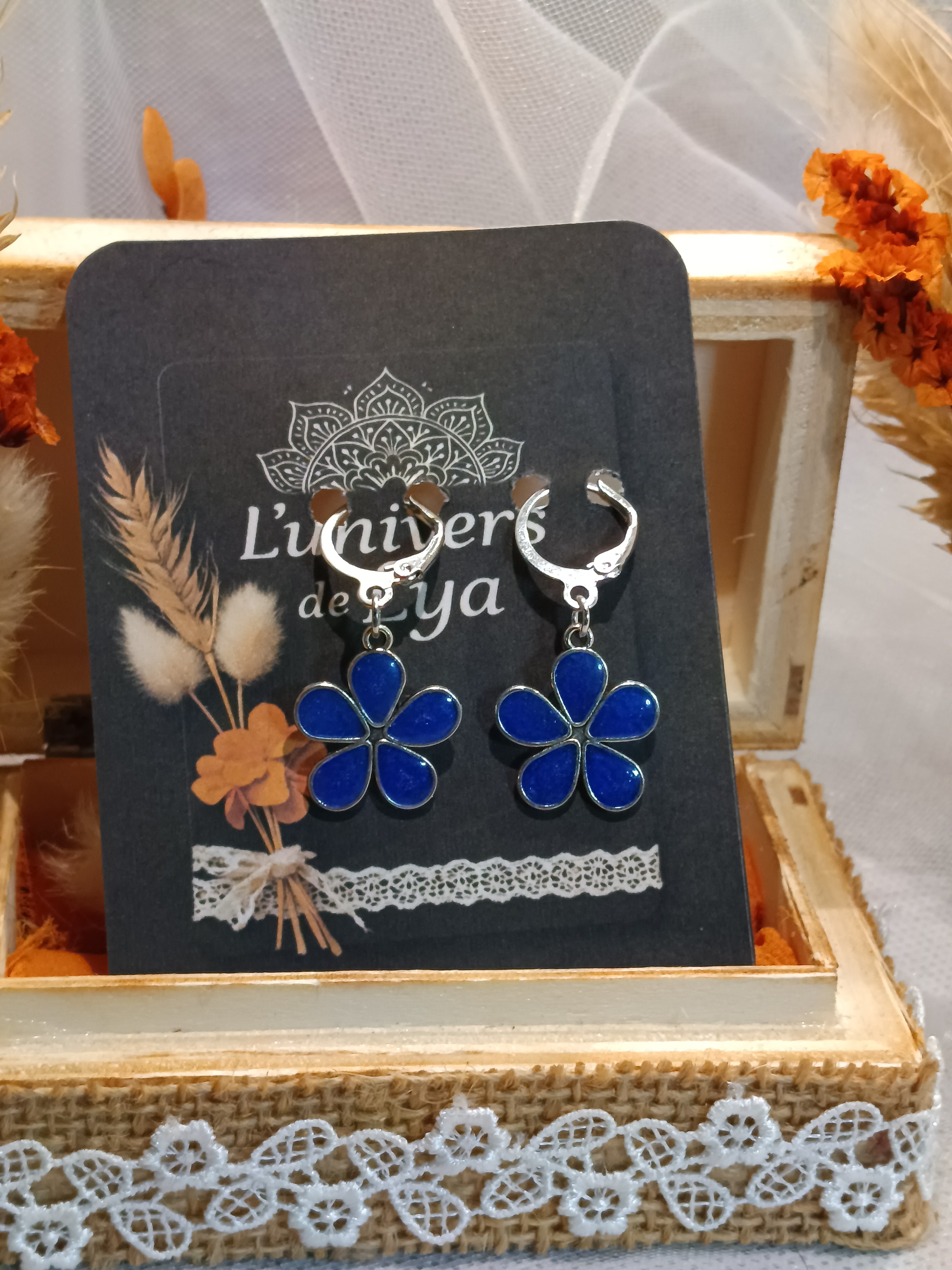 Boucles d’oreilles fleur colorée en métal argenté – Bijou fantaisie fait main