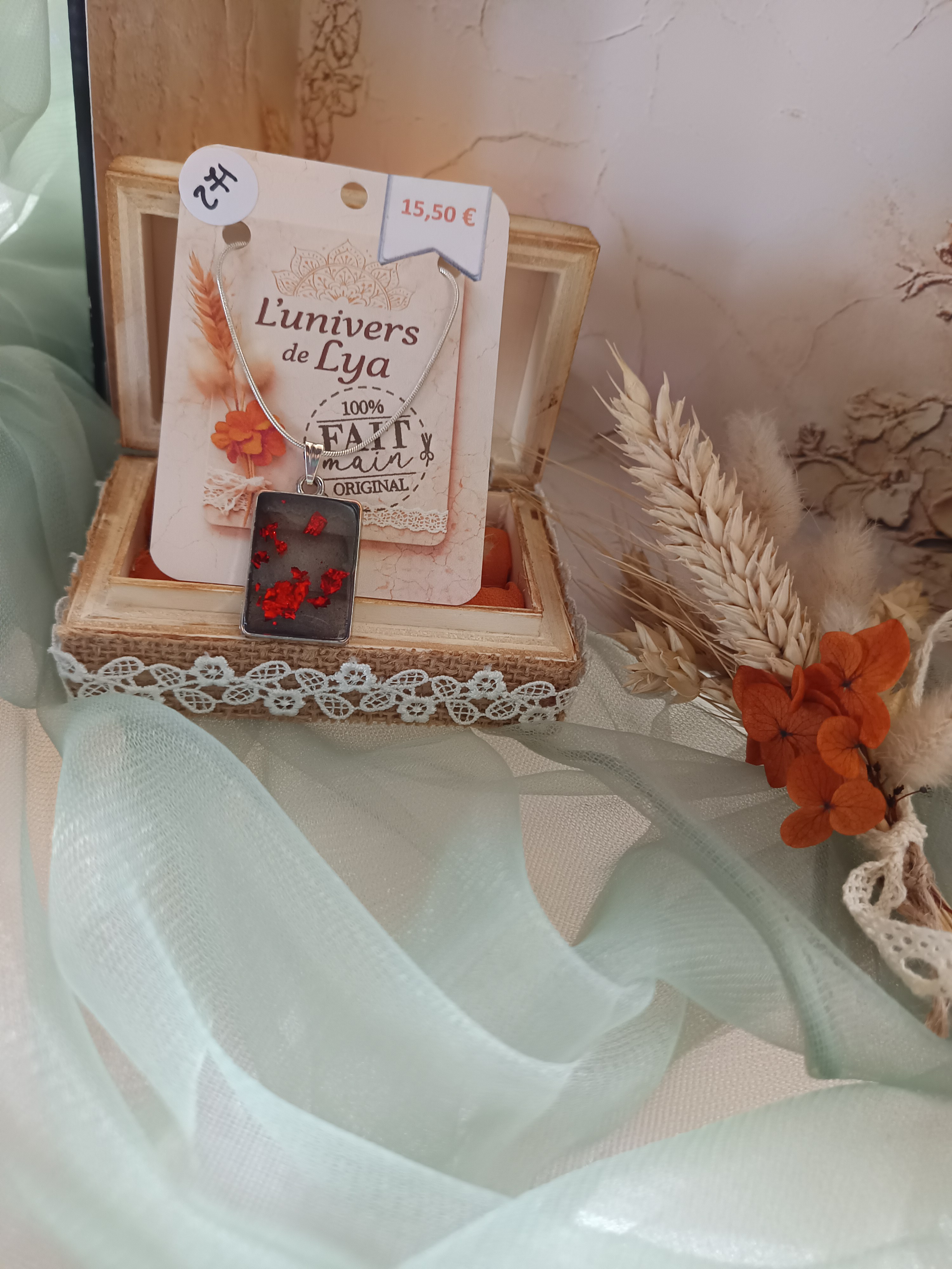 Collier artisanal rectangle en résine grise avec inclusions de feuilles d'or rouge– Bijou bohème fait main