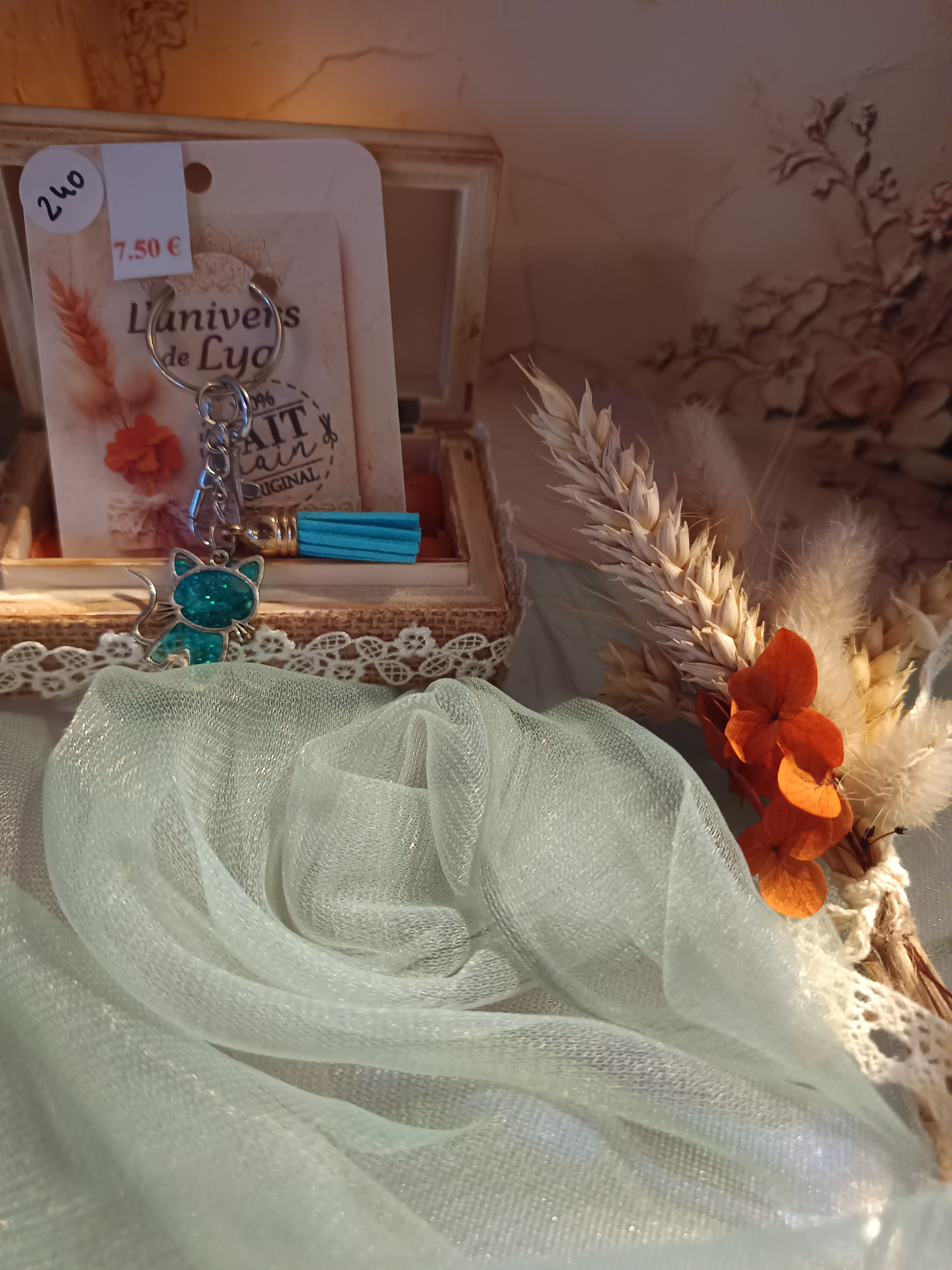 Porte-clés chat bleu pailleté fait main – Bijou artisanal original