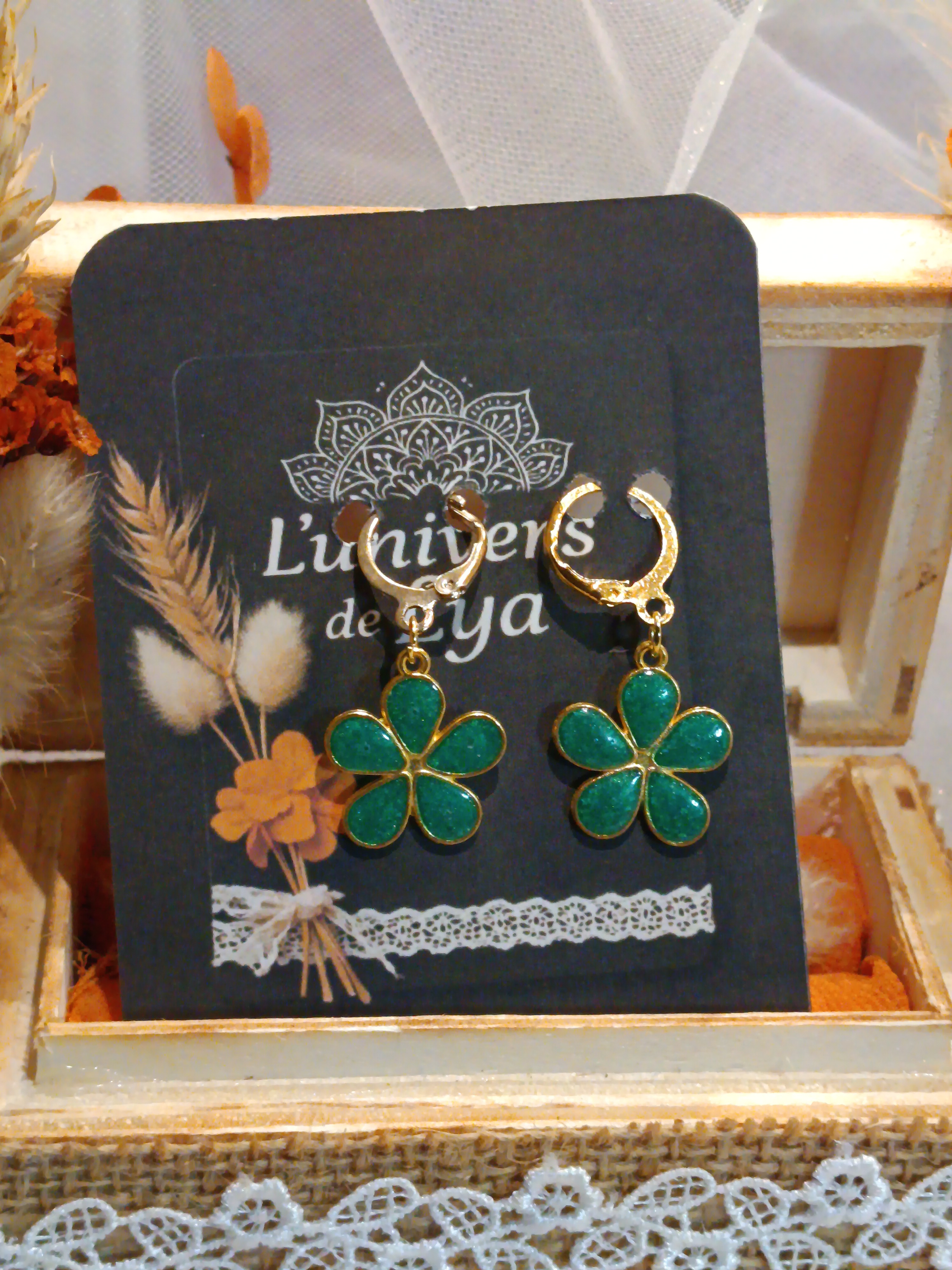 Boucles d’oreilles fleur dorées pendantes – Bijou fantaisie élégant et coloré