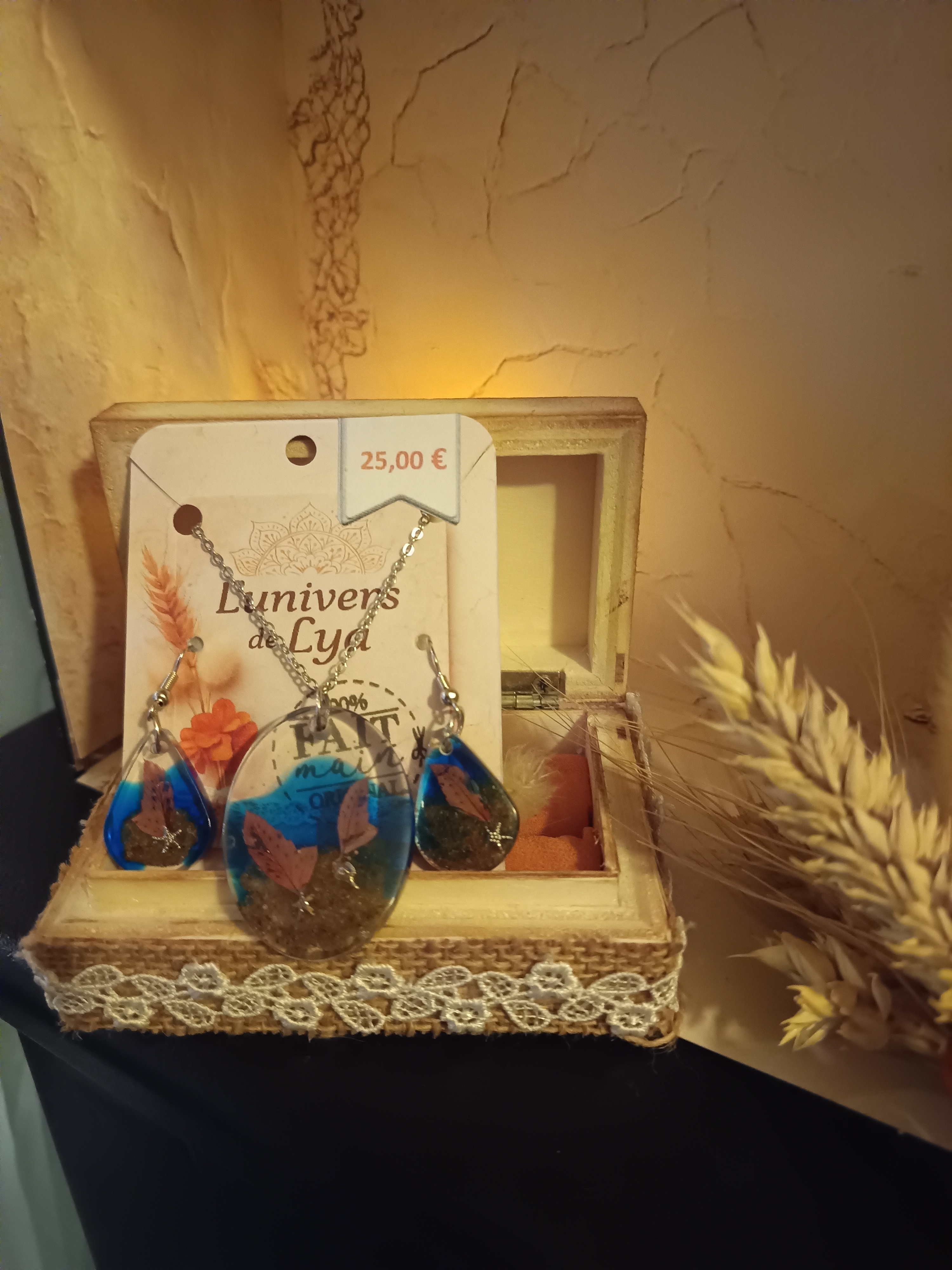 Parure collier et boucles en résine bleue avec sable et feuilles – Bijou inspiration mer fait main