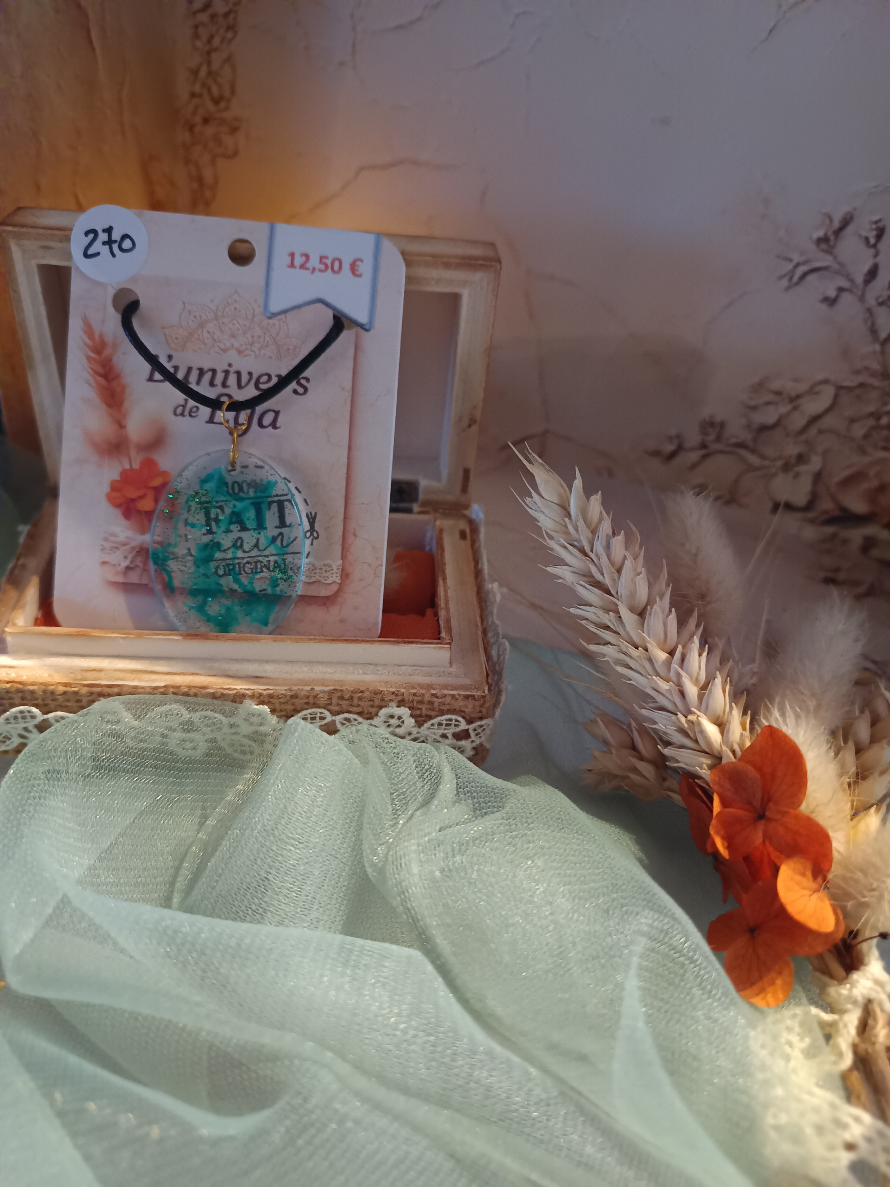 Collier ovale abstrait fait main – Bijou artistique en résine verte et orange – L’univers de Lya