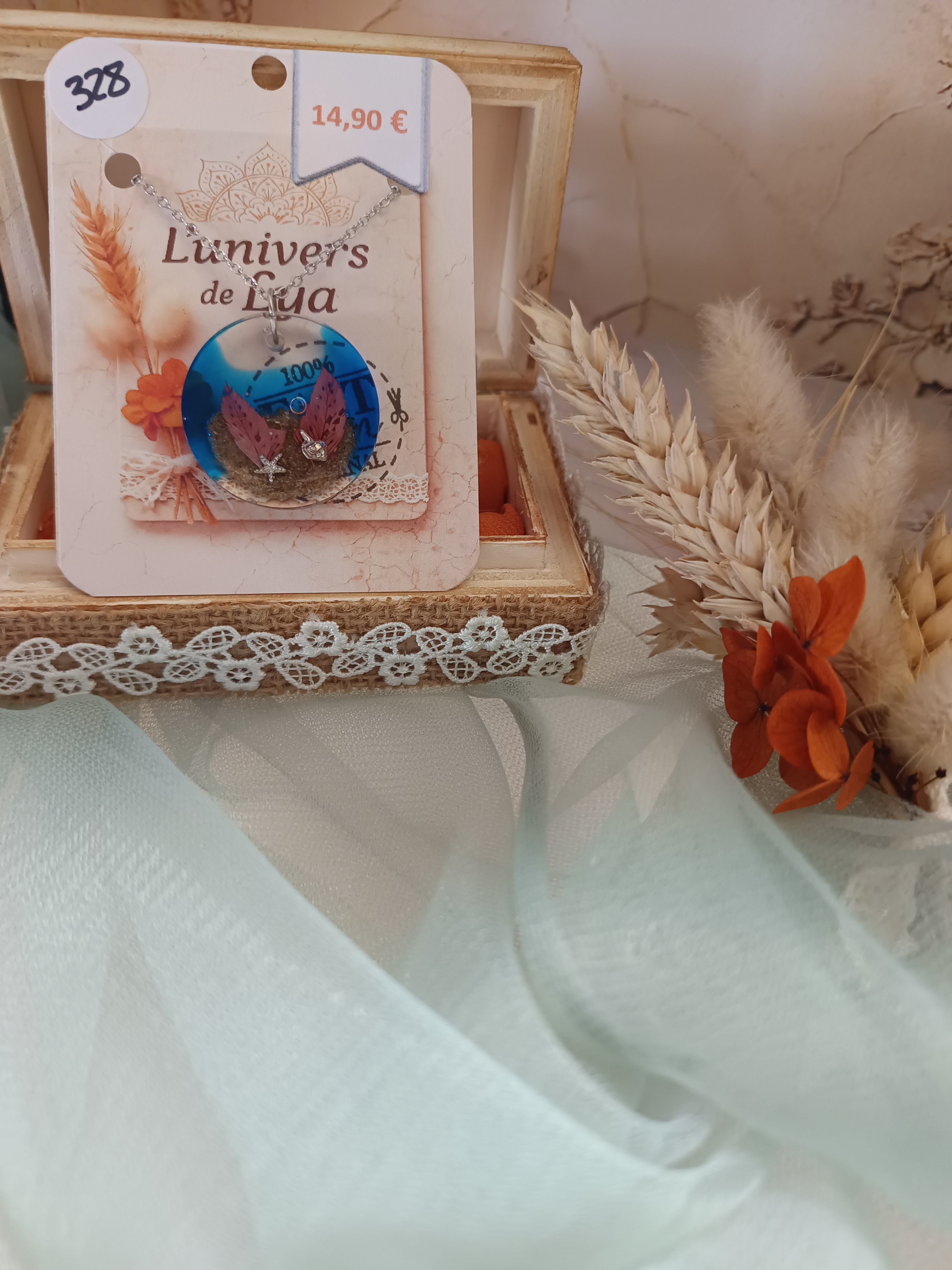 Collier artisanal en résine bleue profonde avec fleurs séchées – Pendentif rond bohème inspiration océan