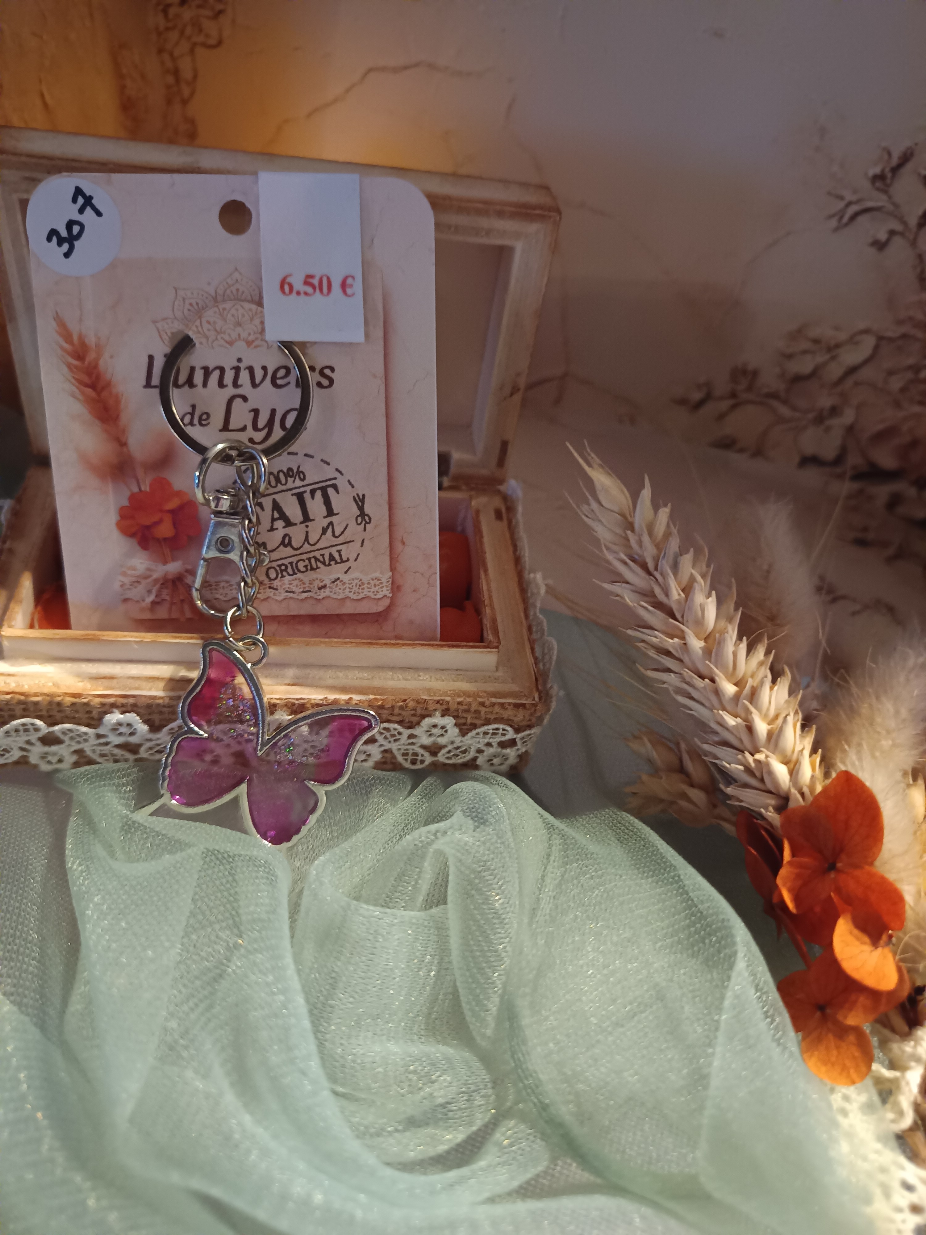 Porte-clés papillon violet pailleté fait main – Bijou artisanal féérique L’univers de Lya