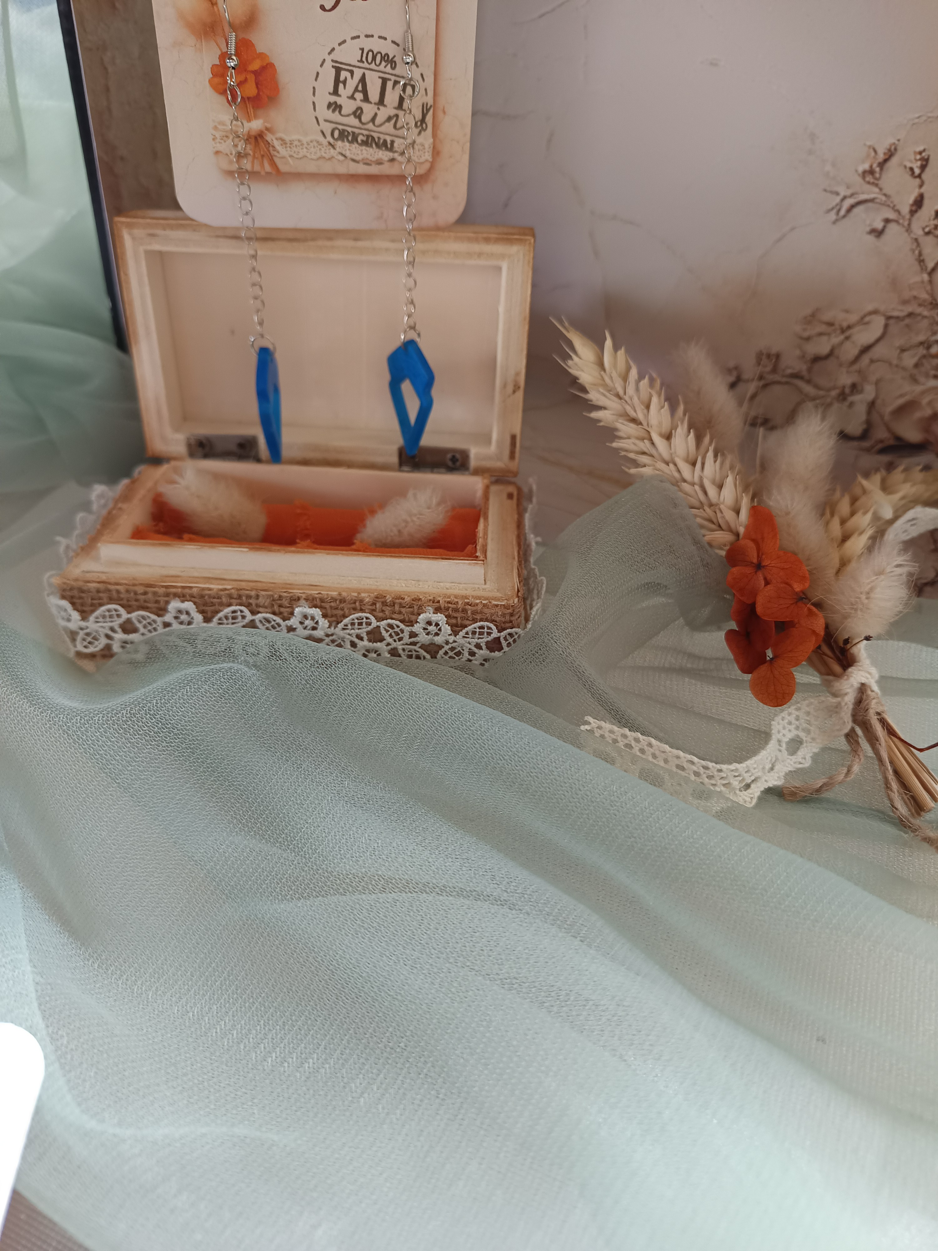 Boucles d’oreilles géométriques bleues pendantes – Bijoux faits main en résine – L’univers de Lya