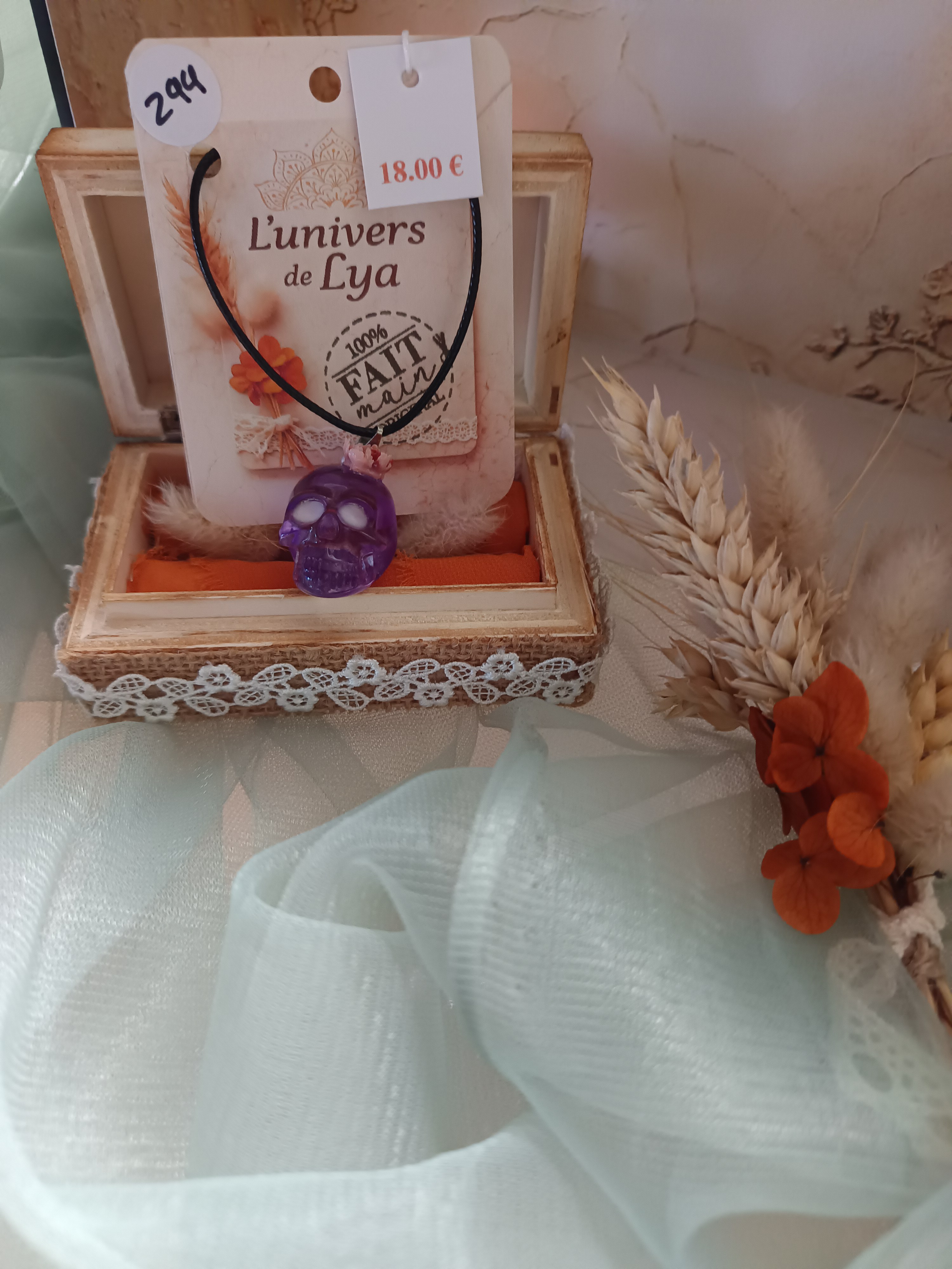 Collier crâne violet avec fleur – Bijou bohème gothique fait main