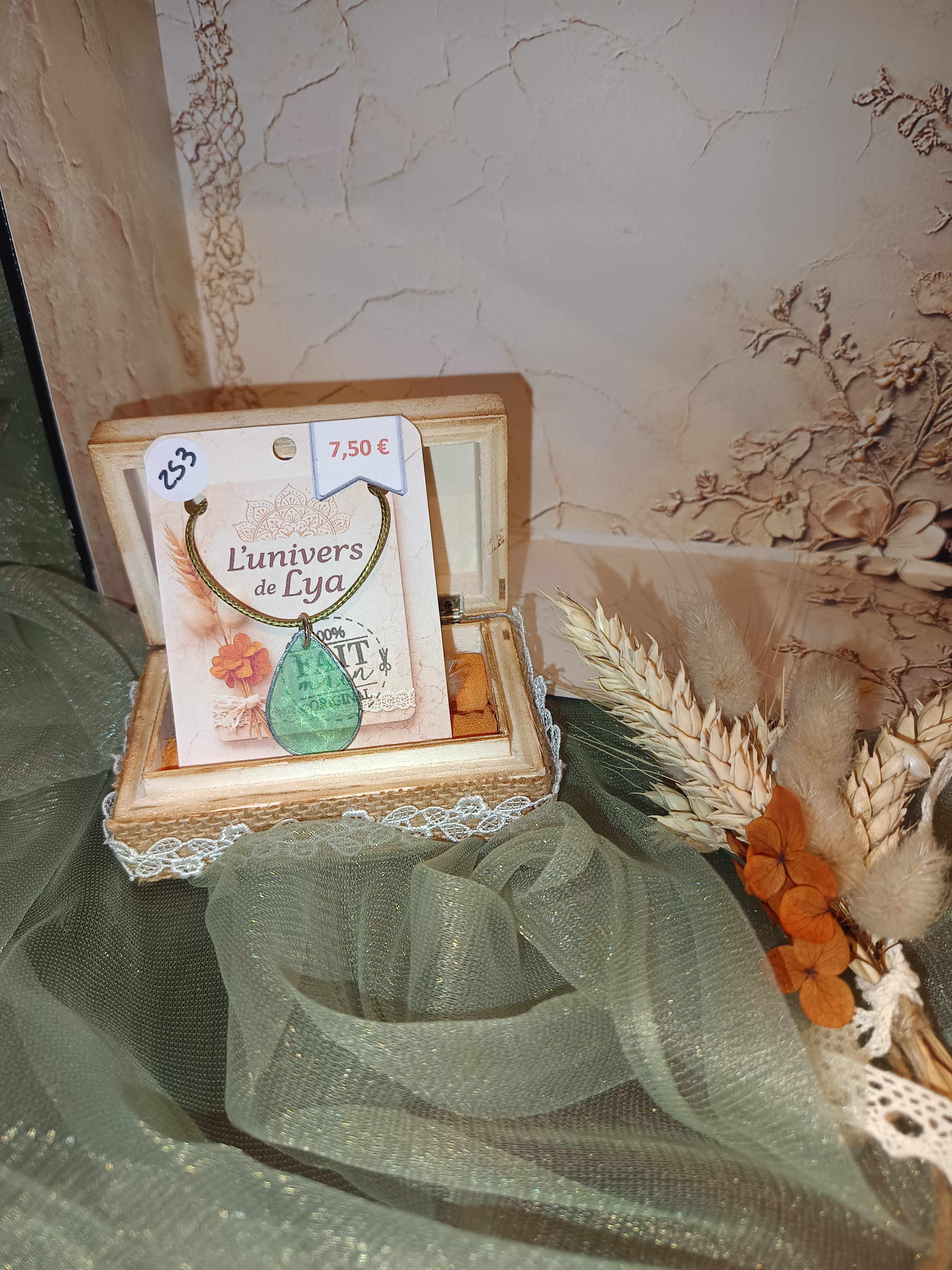 Collier goutte verte en résine scintillante – Bijou fait main élégant et lumineux