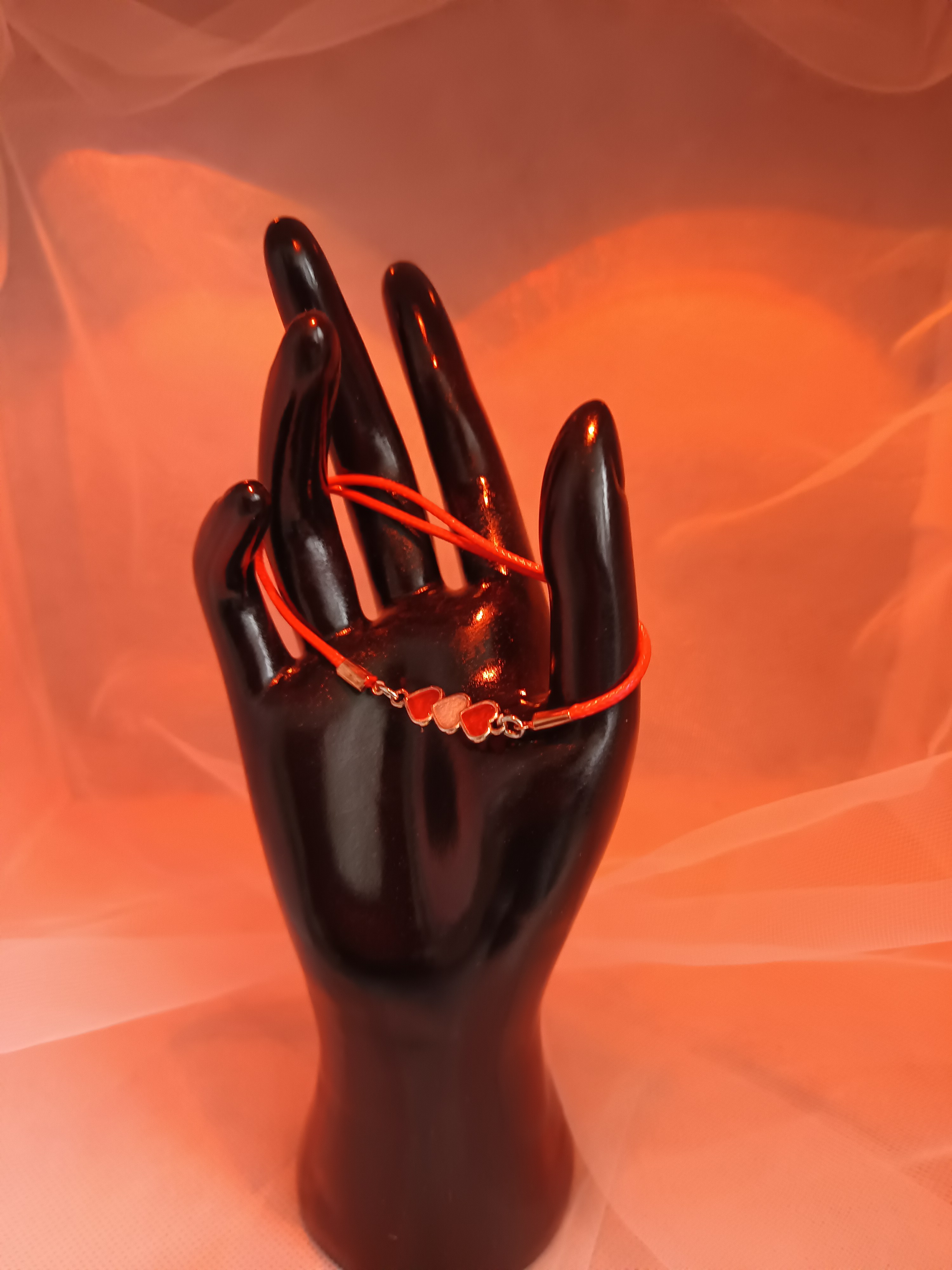 Bracelet cordon rouge avec pendentif cœurs – Bijou fantaisie porte-bonheur