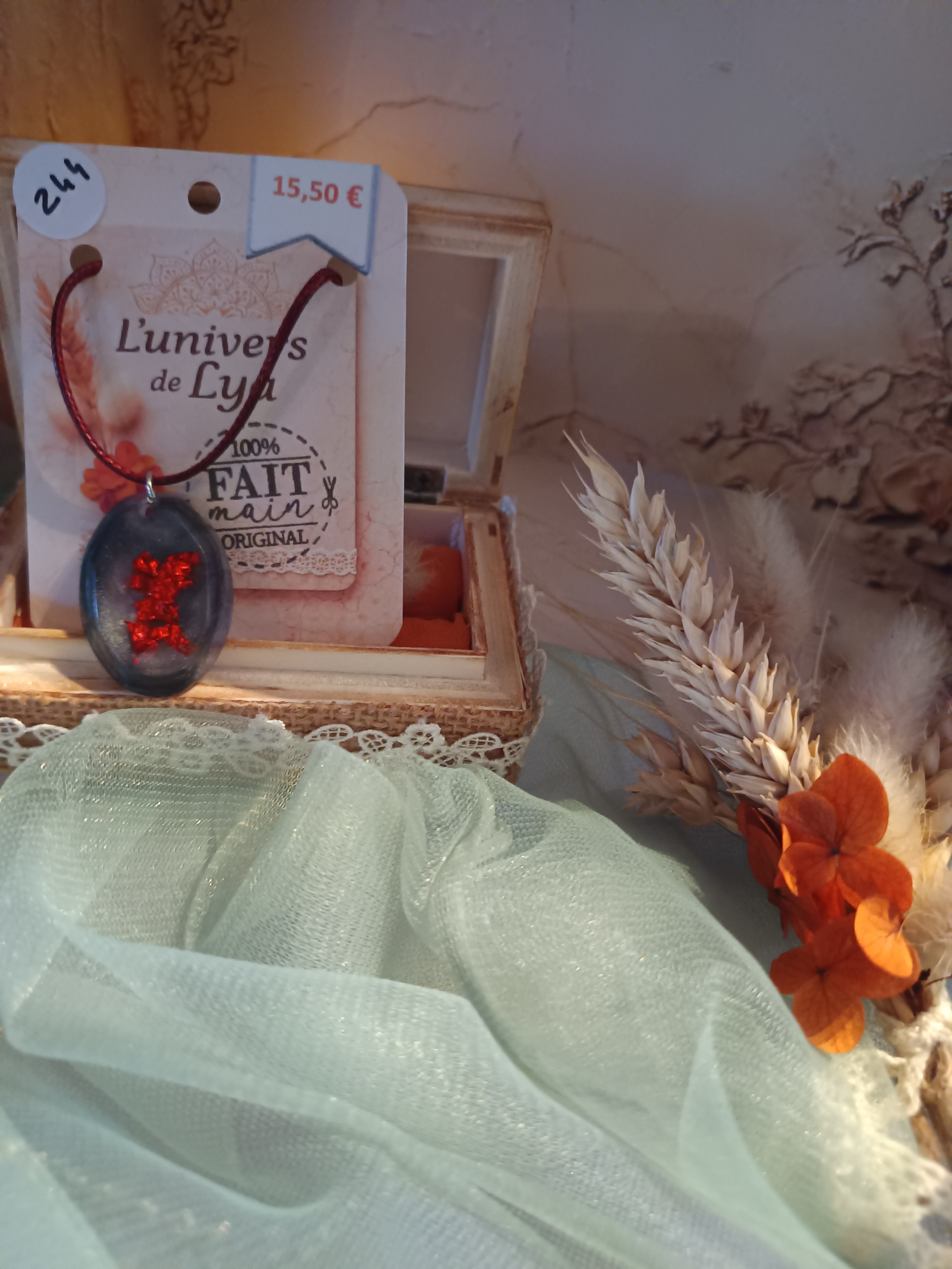 Collier artisanal en résine grise avec inclusions de feuilles d'or rouges– Pendentif ovale bohème fait main