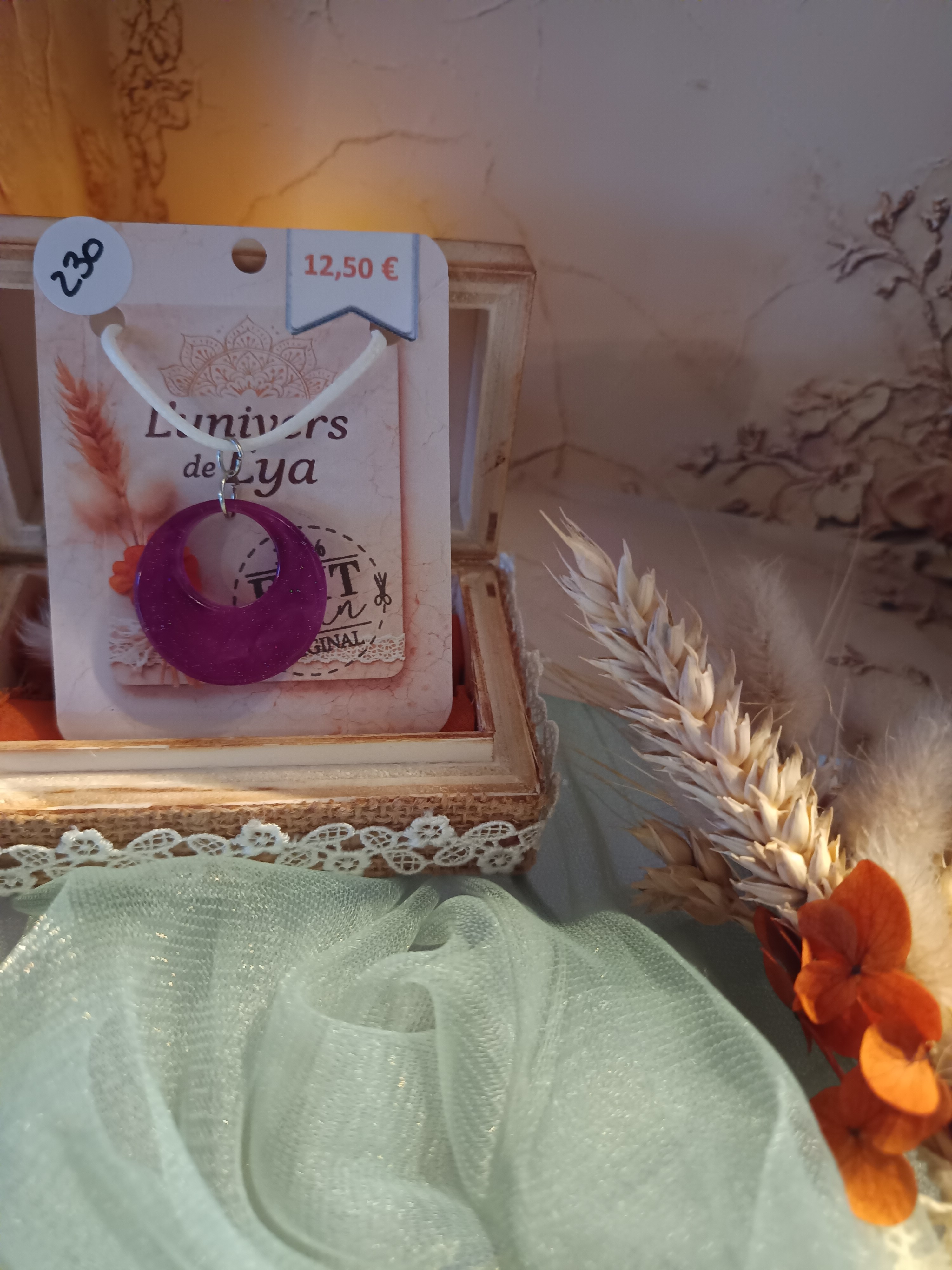 Collier cercle violet fait main – Bijou artisanal en résine marbrée – Création originale L’univers de Lya