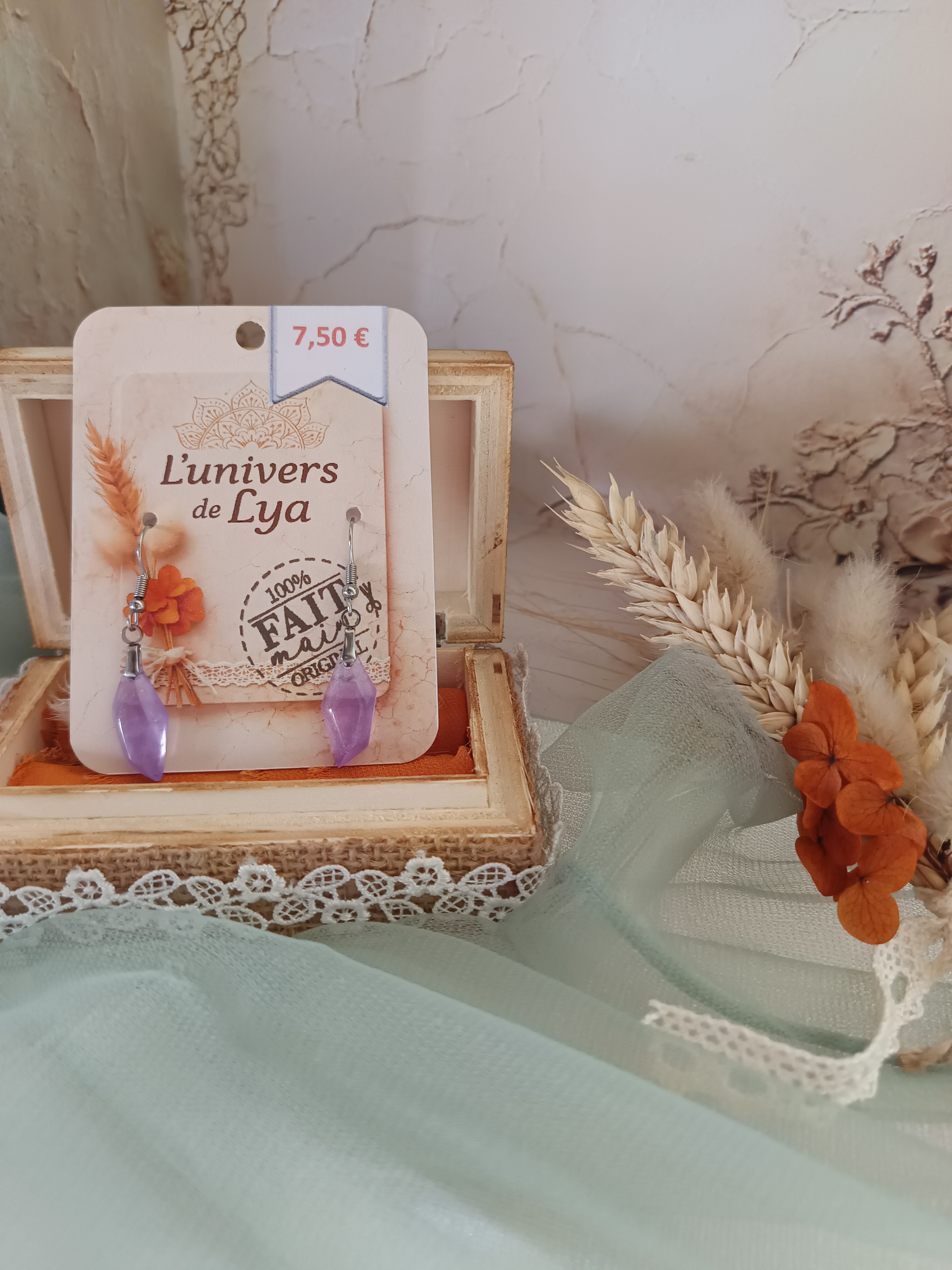 Boucles d’oreilles losanges violets en résine – Bijoux artisanaux faits main